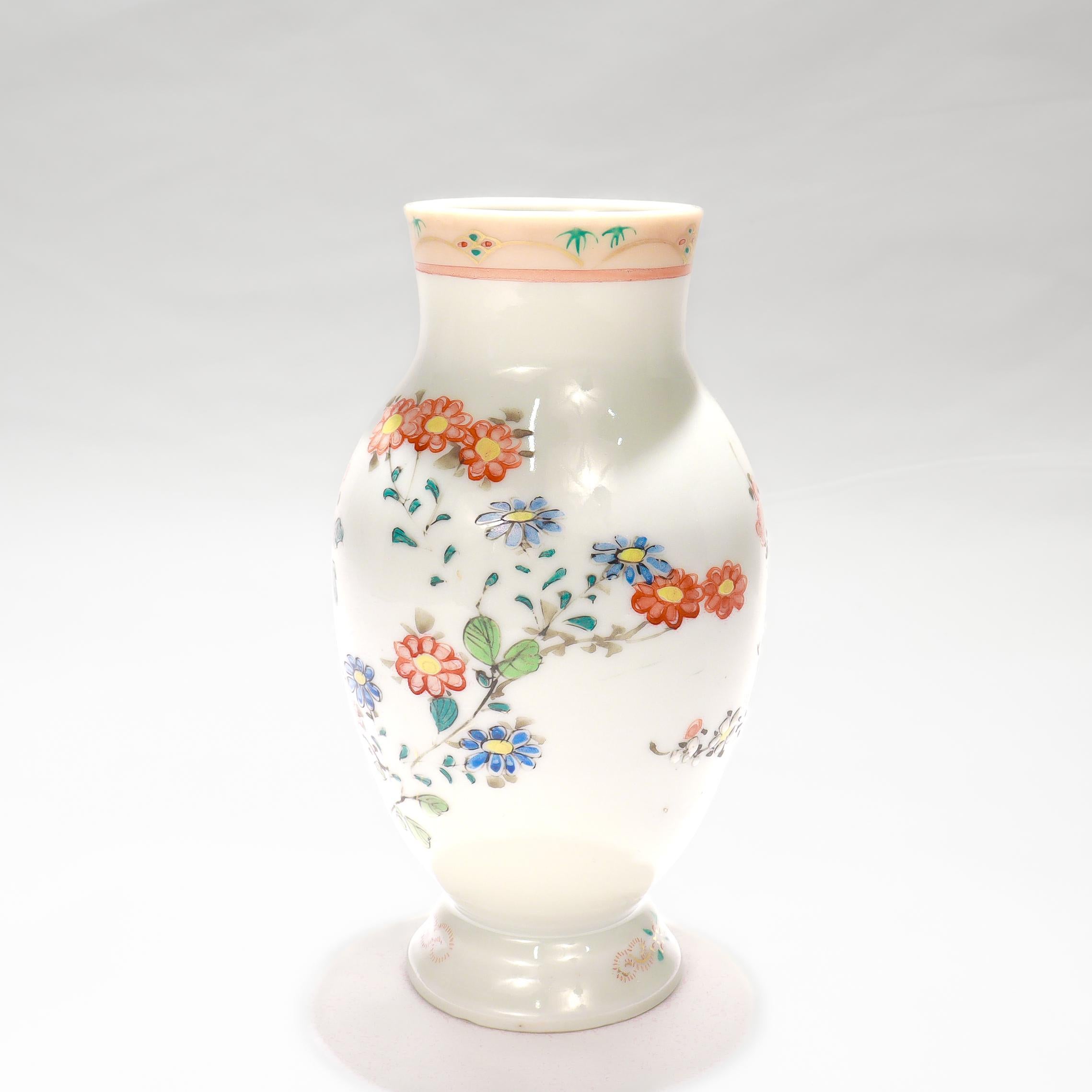 Vase ancien en porcelaine d'exportation chinoise avec fleurs Bon état - En vente à Philadelphia, PA