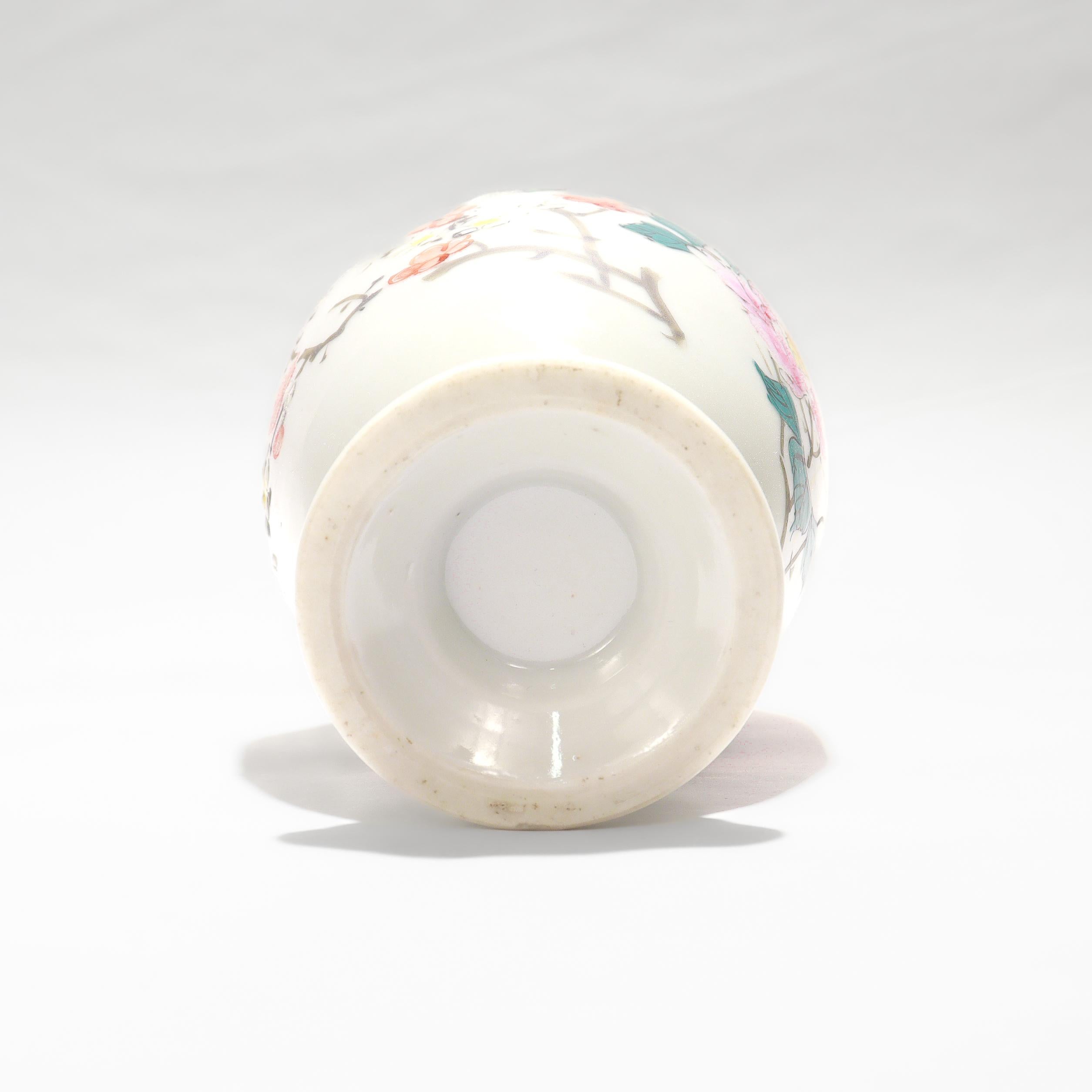 Vase ancien en porcelaine d'exportation chinoise avec fleurs en vente 1
