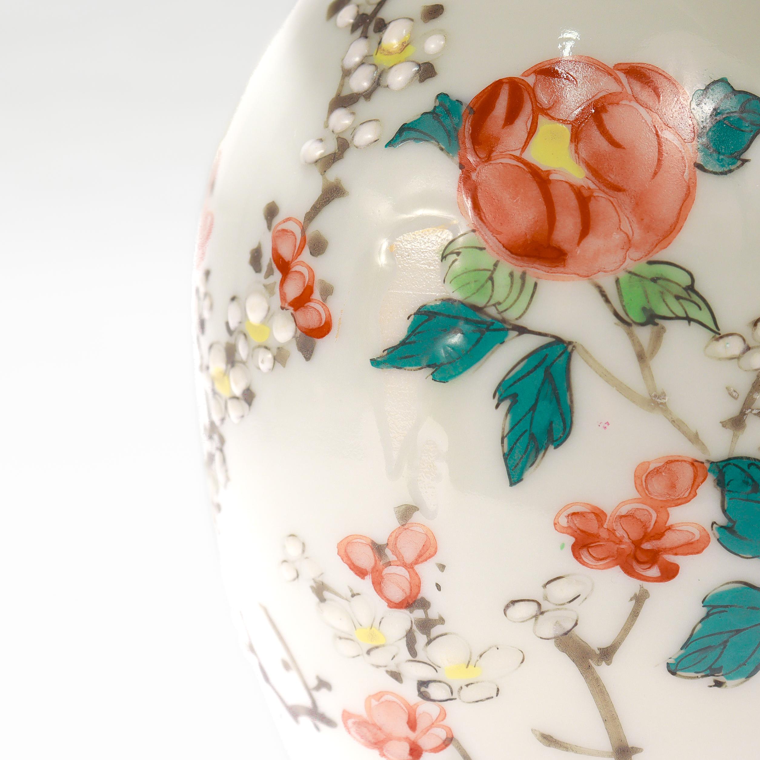 Vase ancien en porcelaine d'exportation chinoise avec fleurs en vente 2