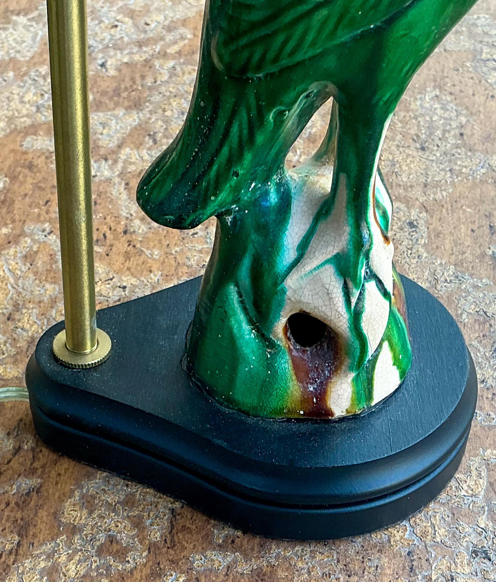 Antique Chinese Export  Pottery Parrot Roof Tile Table Lamp W / Bamboo Shade Exportación china en venta