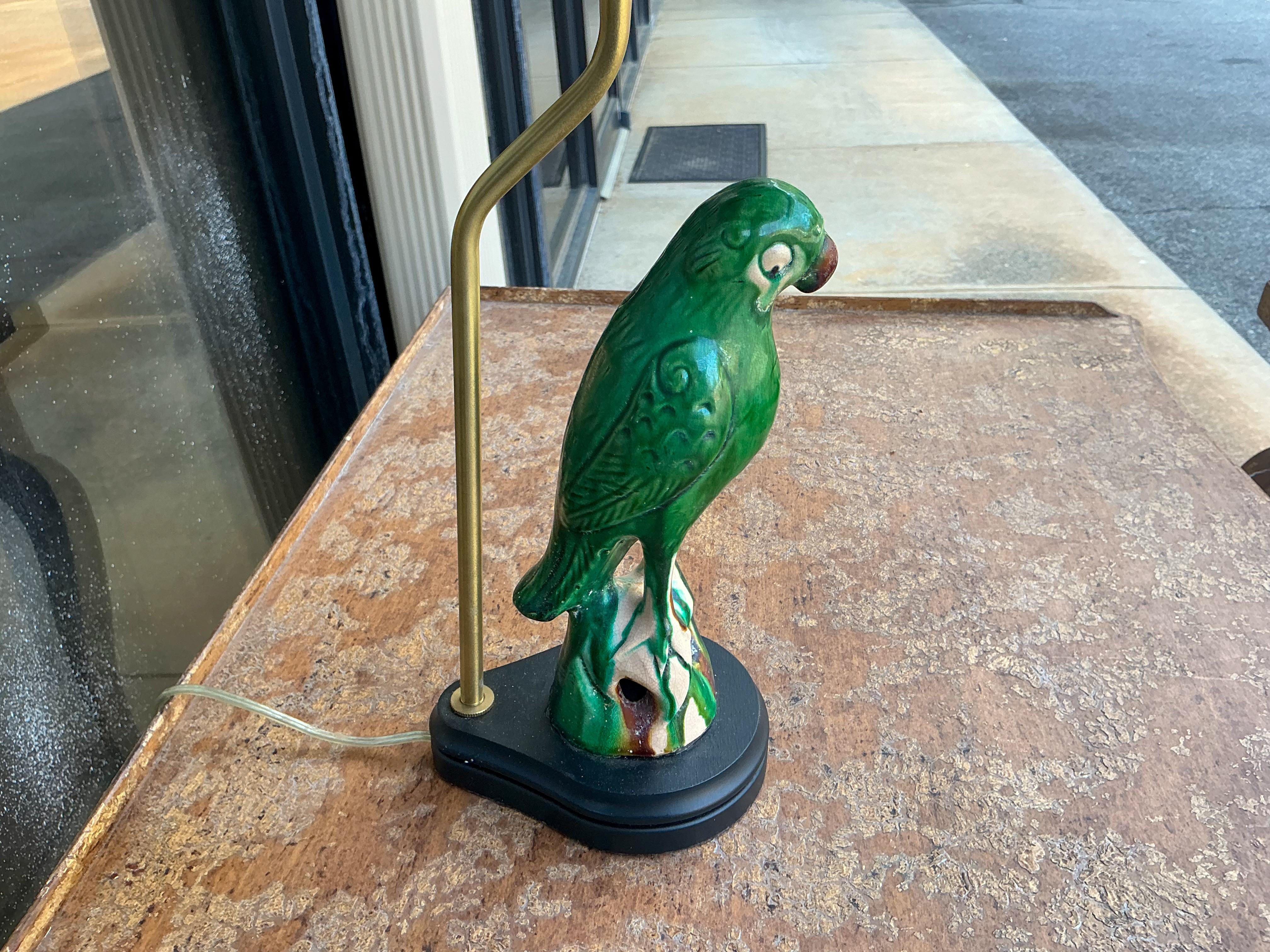 Antique Chinese Export  Pottery Parrot Roof Tile Table Lamp W / Bamboo Shade en Bueno estado para la venta en Kennesaw, GA