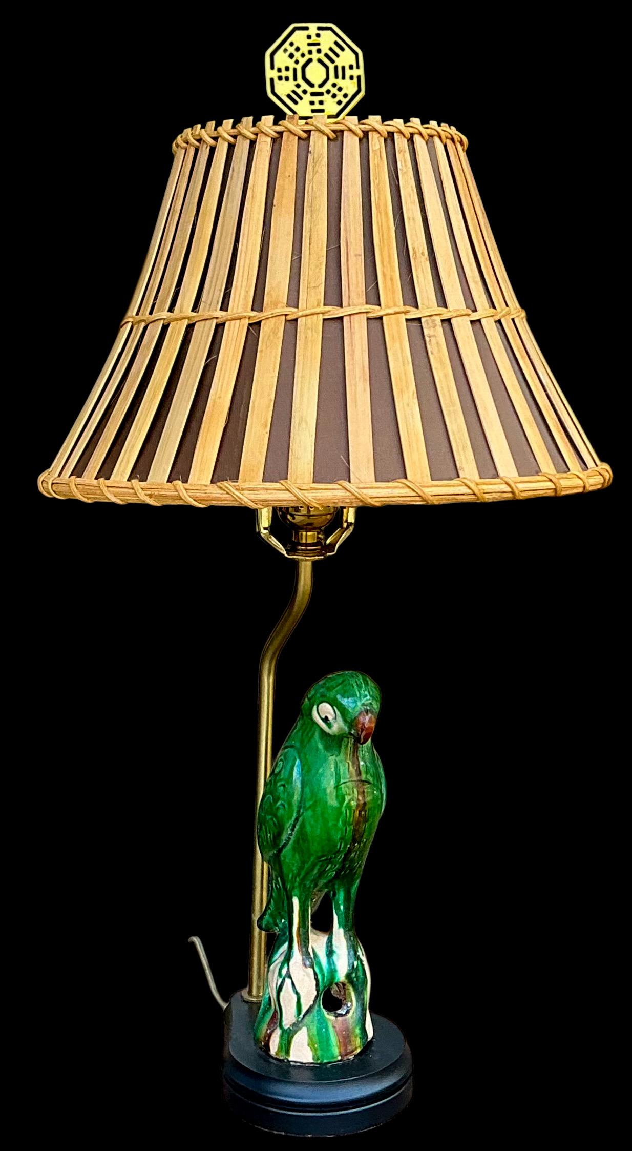 Antique Chinese Export  Pottery Parrot Roof Tile Table Lamp W / Bamboo Shade siglo XX en venta