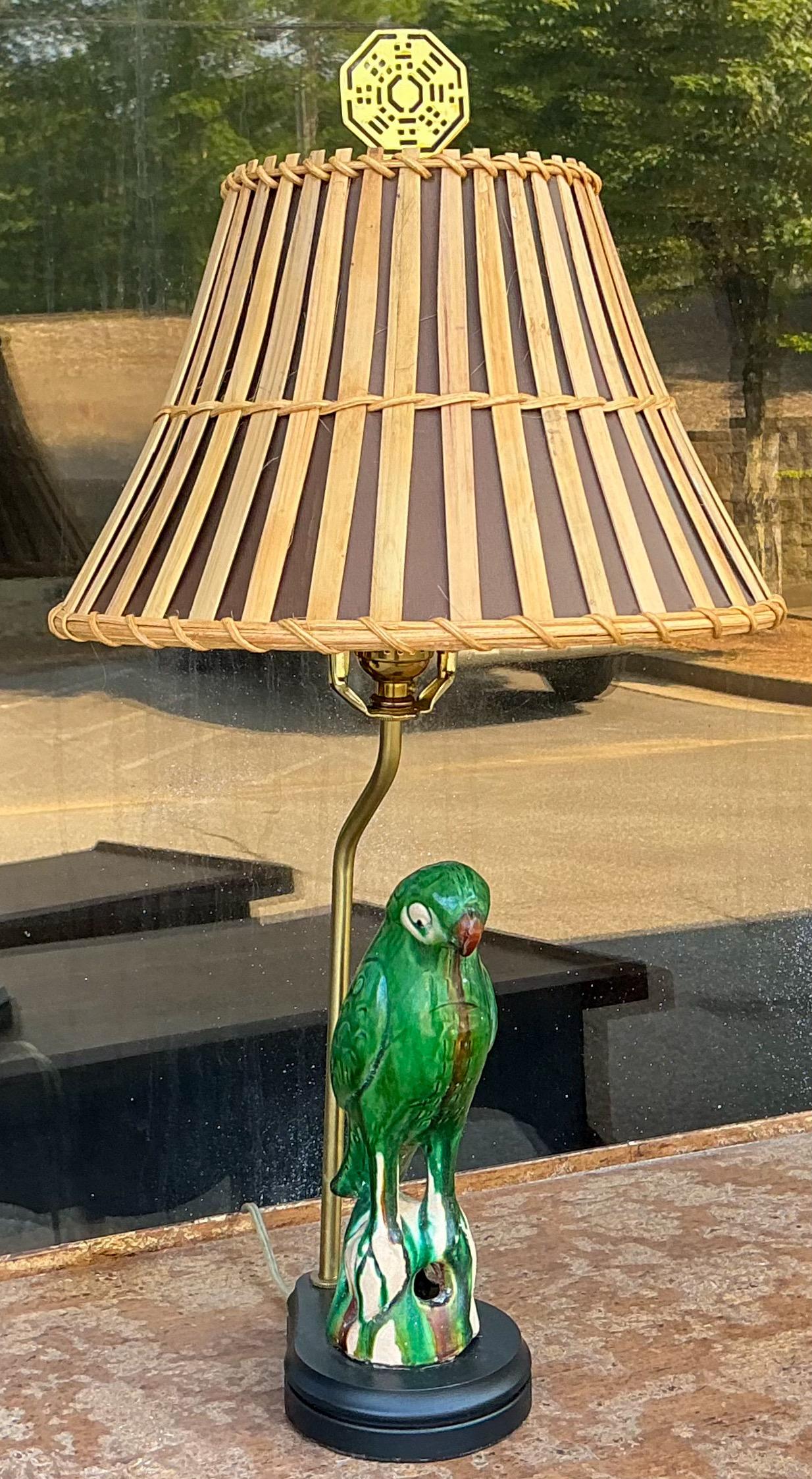 Antique Chinese Export  Pottery Parrot Roof Tile Table Lamp W / Bamboo Shade Alfarería en venta