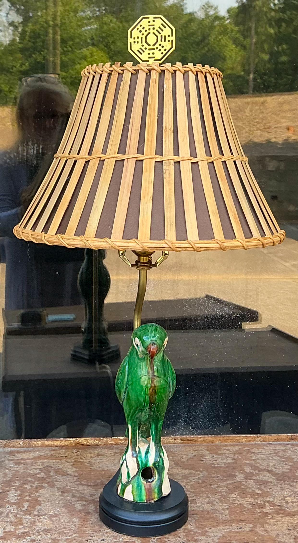 Antique Chinese Export  Pottery Parrot Roof Tile Table Lamp W / Bamboo Shade en venta 1