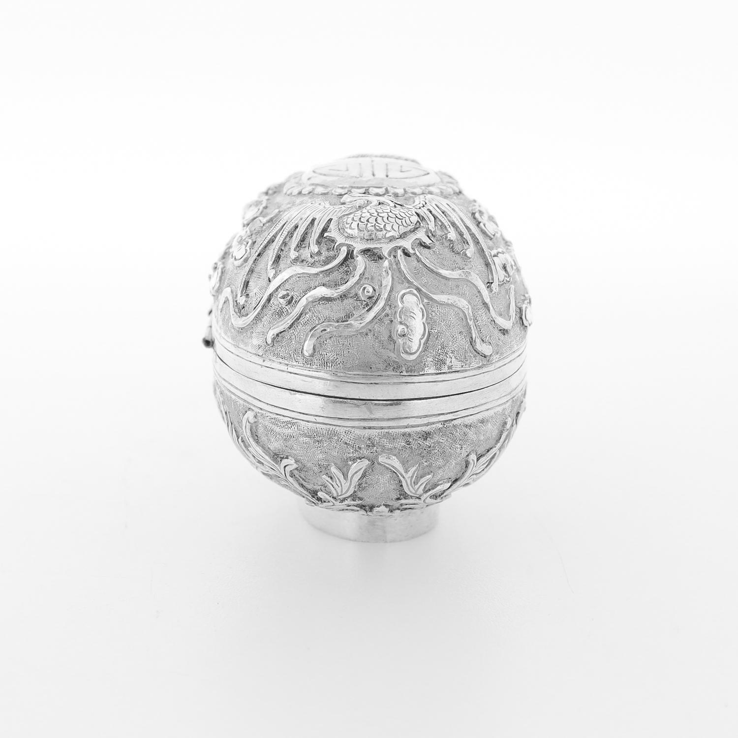 Antique Chinese Export Repousse Silver Box with Phoenix, Dragon, & Longevity 壽 For Sale 5