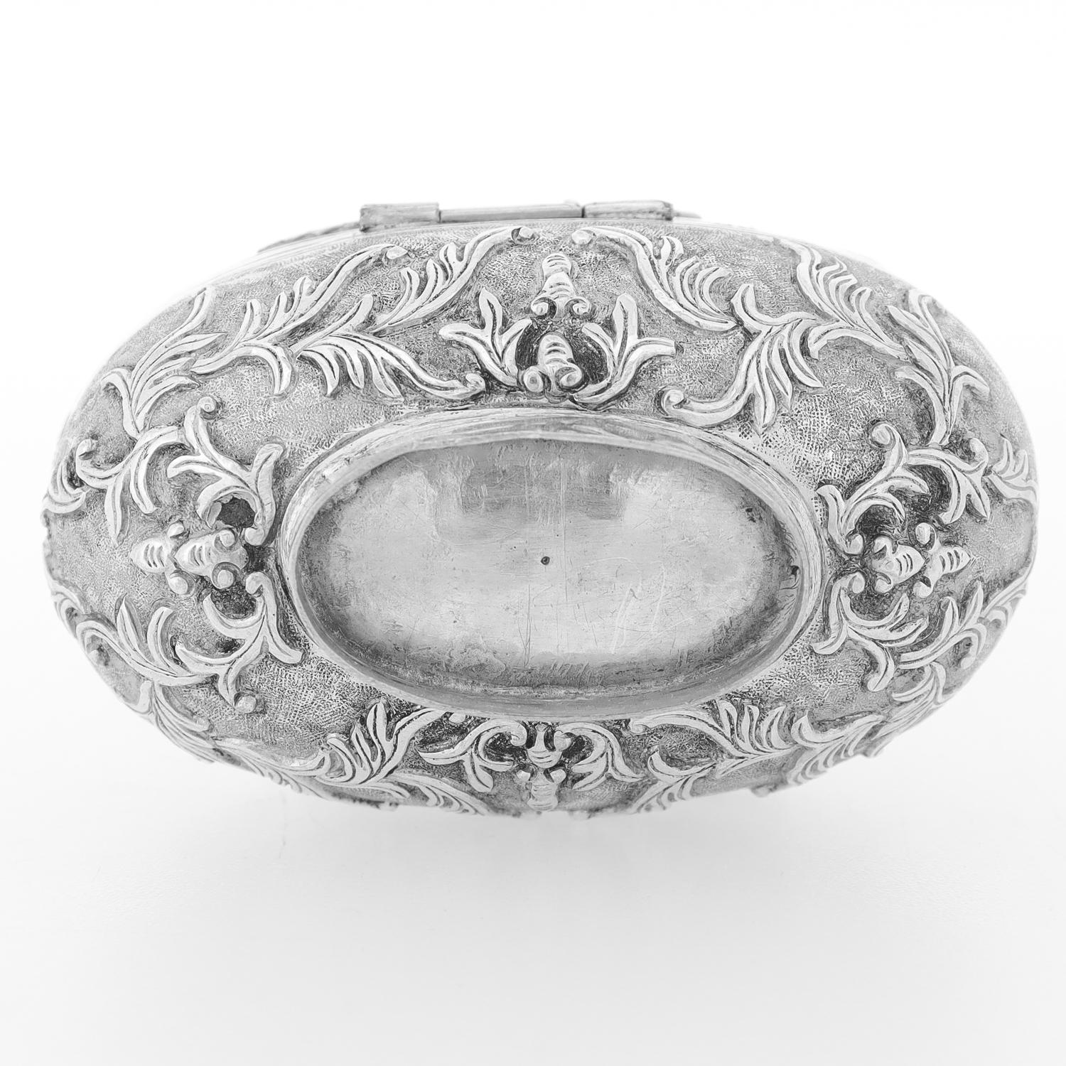 Antique Chinese Export Repousse Silver Box with Phoenix, Dragon, & Longevity 壽 For Sale 8