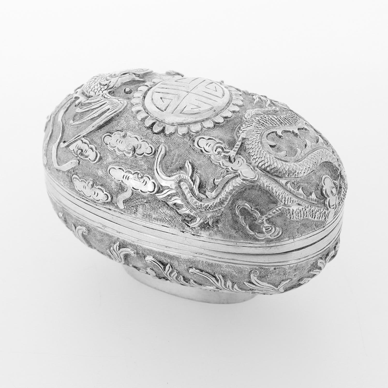 Antique Chinese Export Repousse Silver Box with Phoenix, Dragon, & Longevity 壽 In Good Condition For Sale In Philadelphia, PA