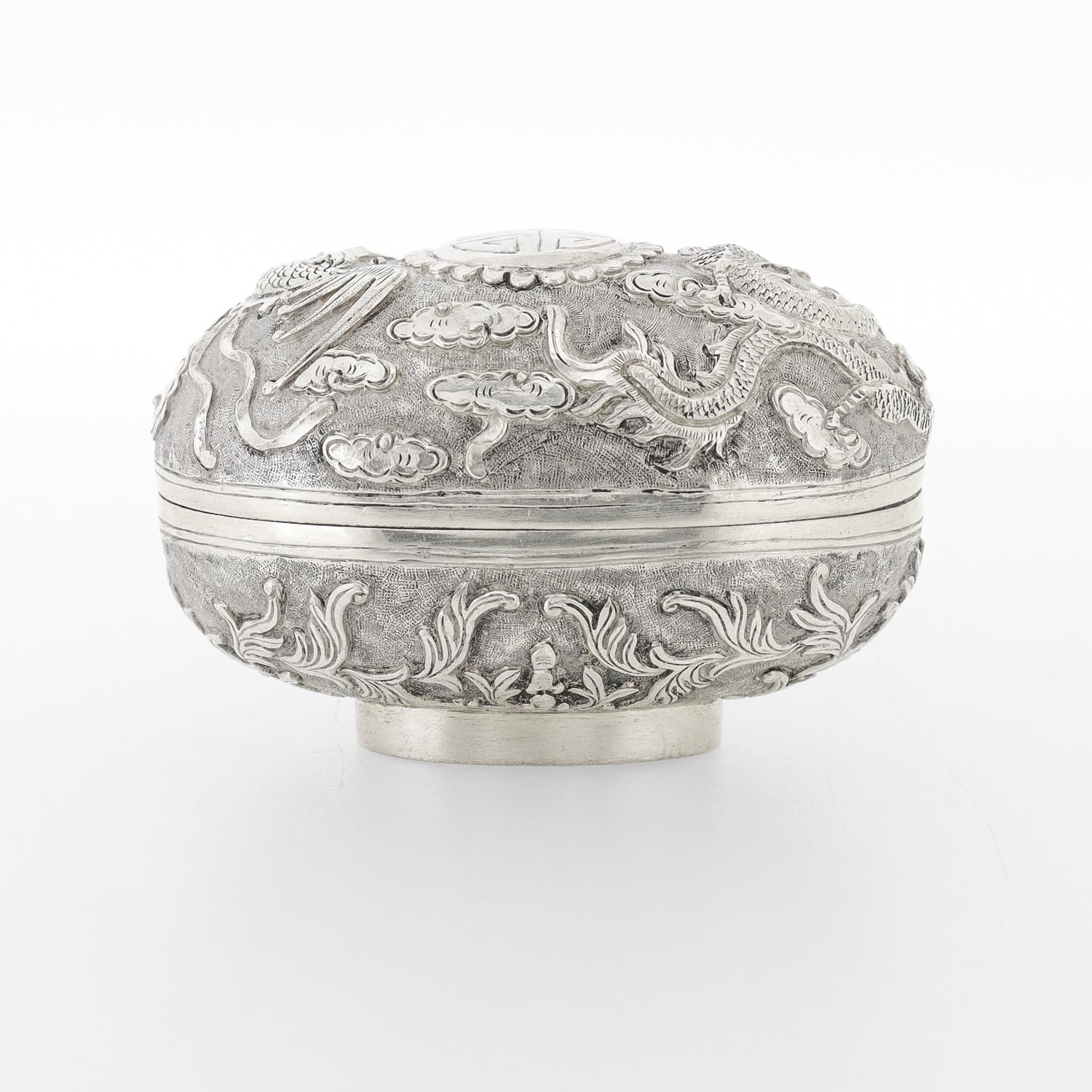 Antique Chinese Export Repousse Silver Box with Phoenix, Dragon, & Longevity 壽 For Sale 2