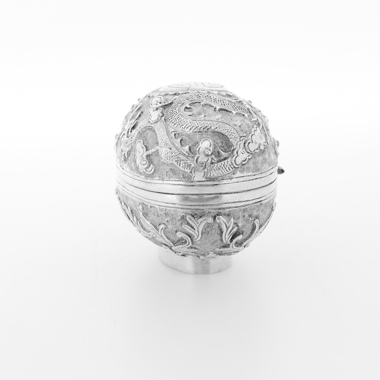 Antique Chinese Export Repousse Silver Box with Phoenix, Dragon, & Longevity 壽 For Sale 3