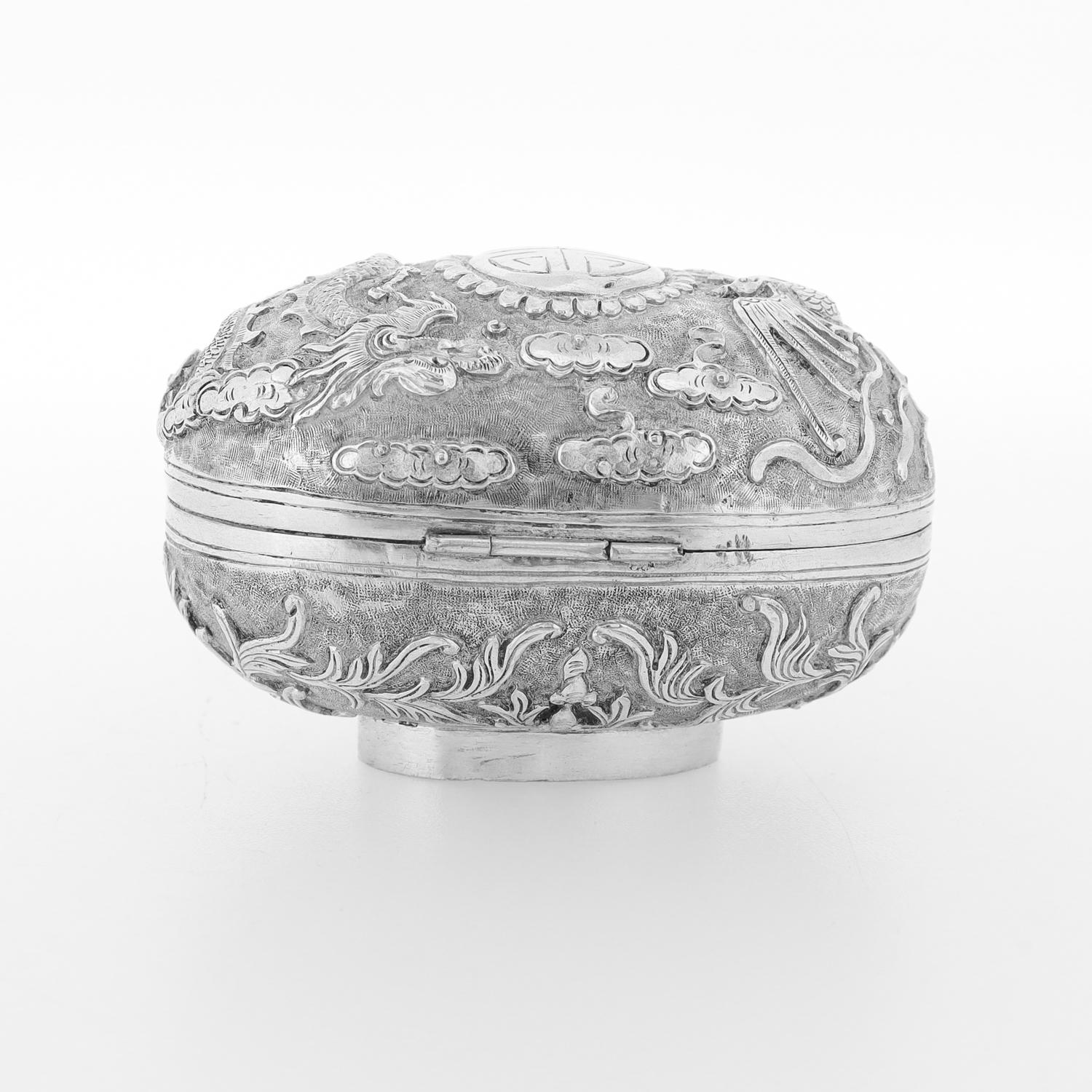 Antique Chinese Export Repousse Silver Box with Phoenix, Dragon, & Longevity 壽 For Sale 4