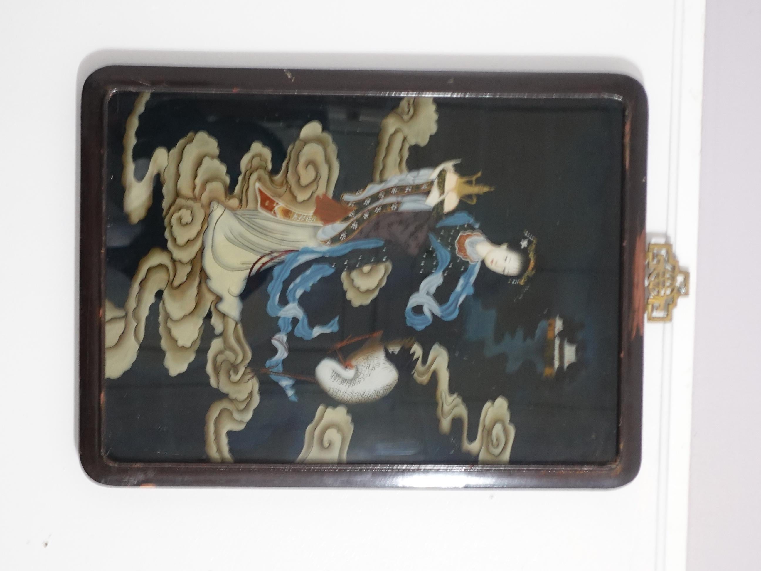 Eine charmante chinesische Hinterglasmalerei aus dem späten 19. bis frühen 20. Jahrhundert, die eine zum Himmel fliegende Dame darstellt. Das Gemälde wird mit dem originalen Hartholzrahmen und den alten Stiften auf der Rückseite der Tafel
