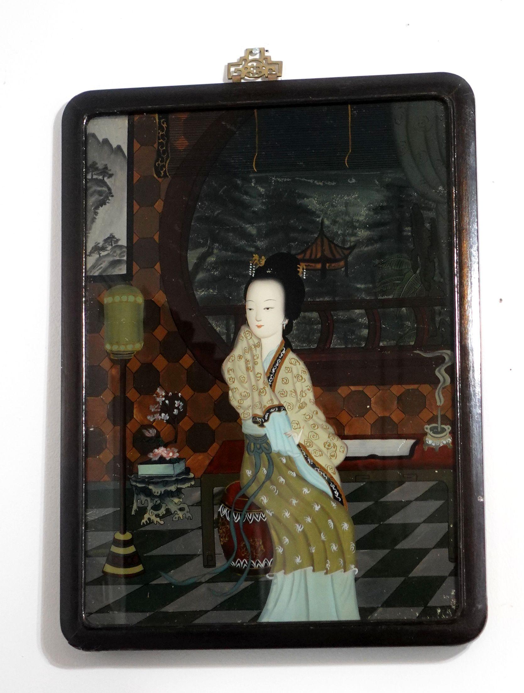 Ein charmantes chinesisches Hinterglasgemälde aus dem späten 19. bis frühen 20. Jahrhundert, das eine im Wohnzimmer sitzende Dame mit einem Garten im Hintergrund zeigt. Die Dekoration des Zimmers stellt ein sehr traditionelles chinesisches Zeichen