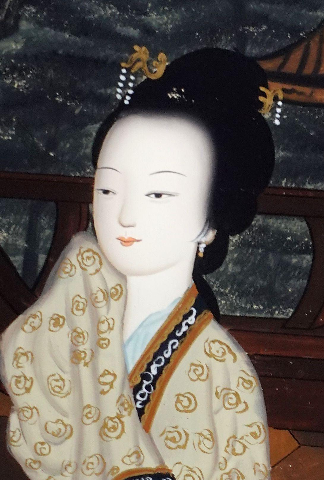Antikes chinesisches Export-Reverse-Gemälde auf Glas – Eine Dame, die im Raum sitzt (Handbemalt) im Angebot