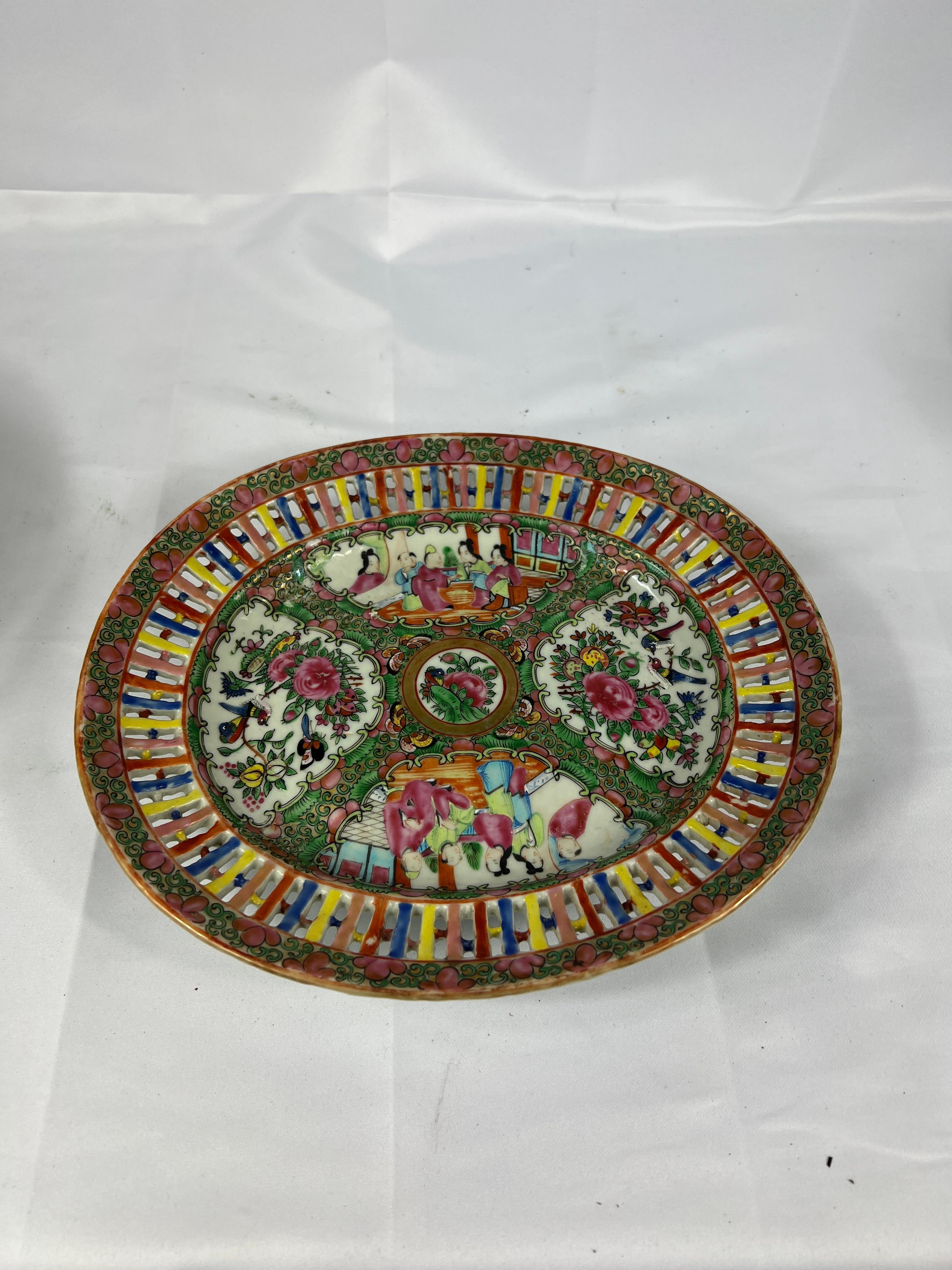 Antique Chinese Export Rose Medallion Pierced Fruit Basket and Undertray 19th C In Good Condition For Sale In Atlanta, GA