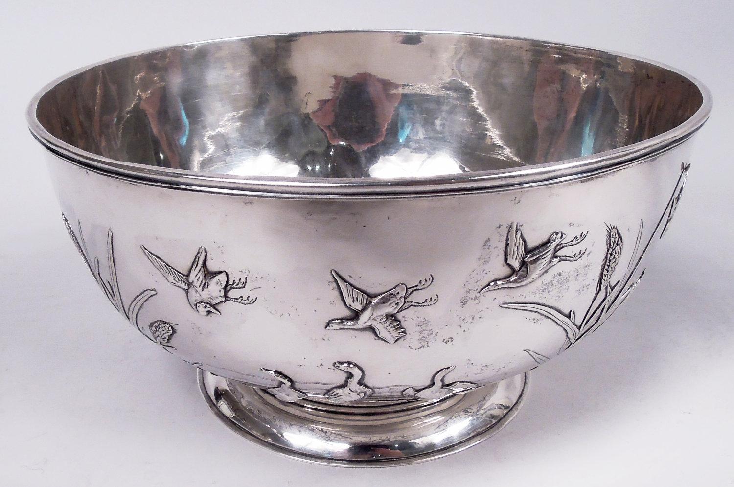 Bol en argent d'exportation chinois, vers 1900. Rond et incurvé, avec un rebord moulé et un pied surélevé. Sur les quenouilles extérieures, dans une eau ondulante et tourbillonnante peuplée d'oies échassières, tandis que d'autres volent au-dessus de
