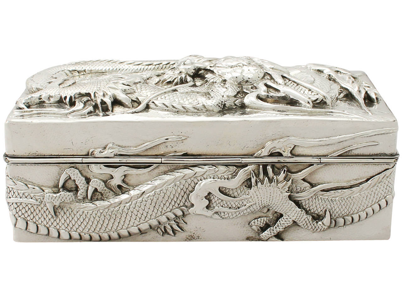 An exceptional, fine and impressive antique Chinese Export silver double skin box; an addition to our range of silver boxes and cases.

This exceptional antique Chinese Export Silver box has a plain rectangular form.

The surface of the body is