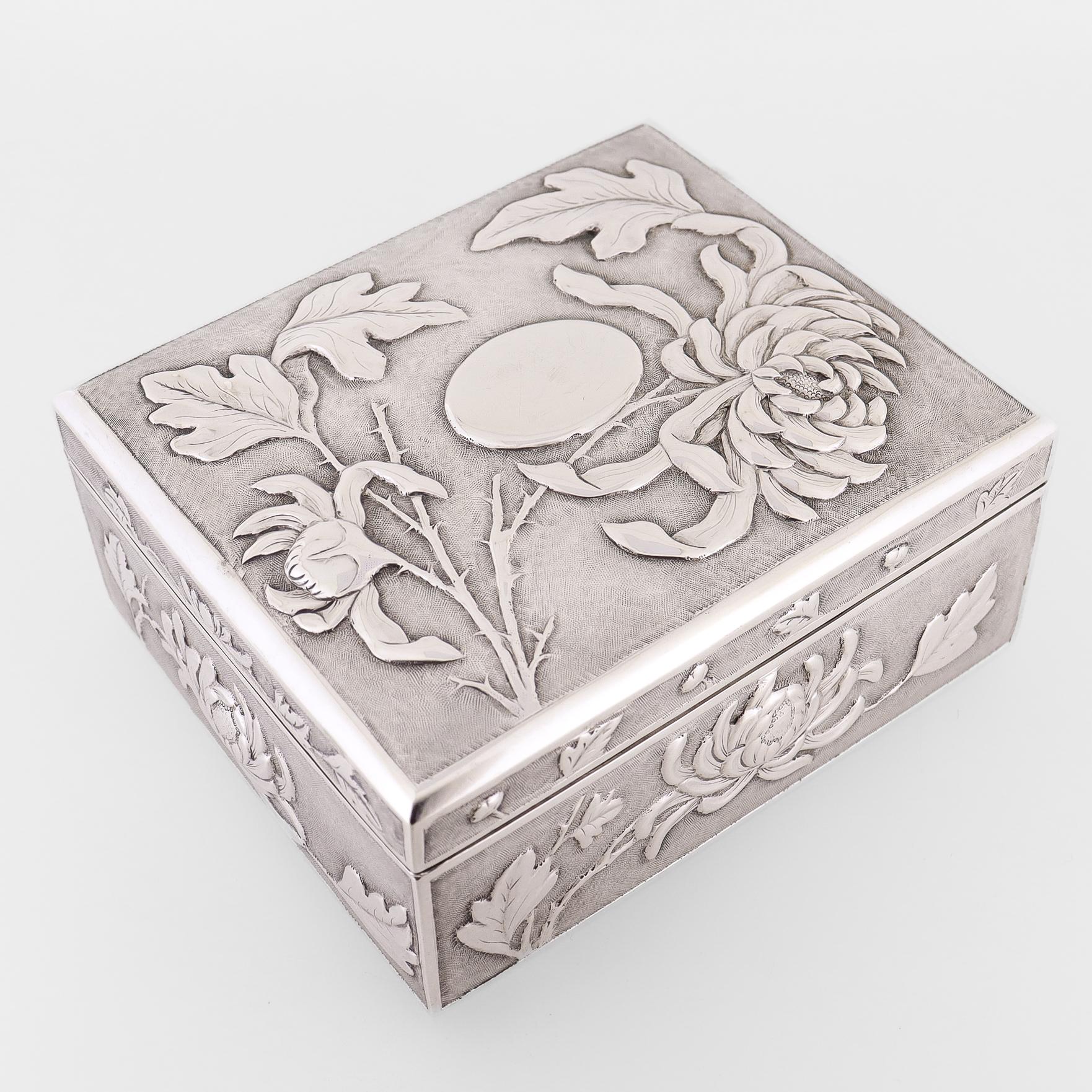 Antike chinesische Export-Silberschachtel mit Repousse- Chrysanthemen von Zee Wo im Angebot 6