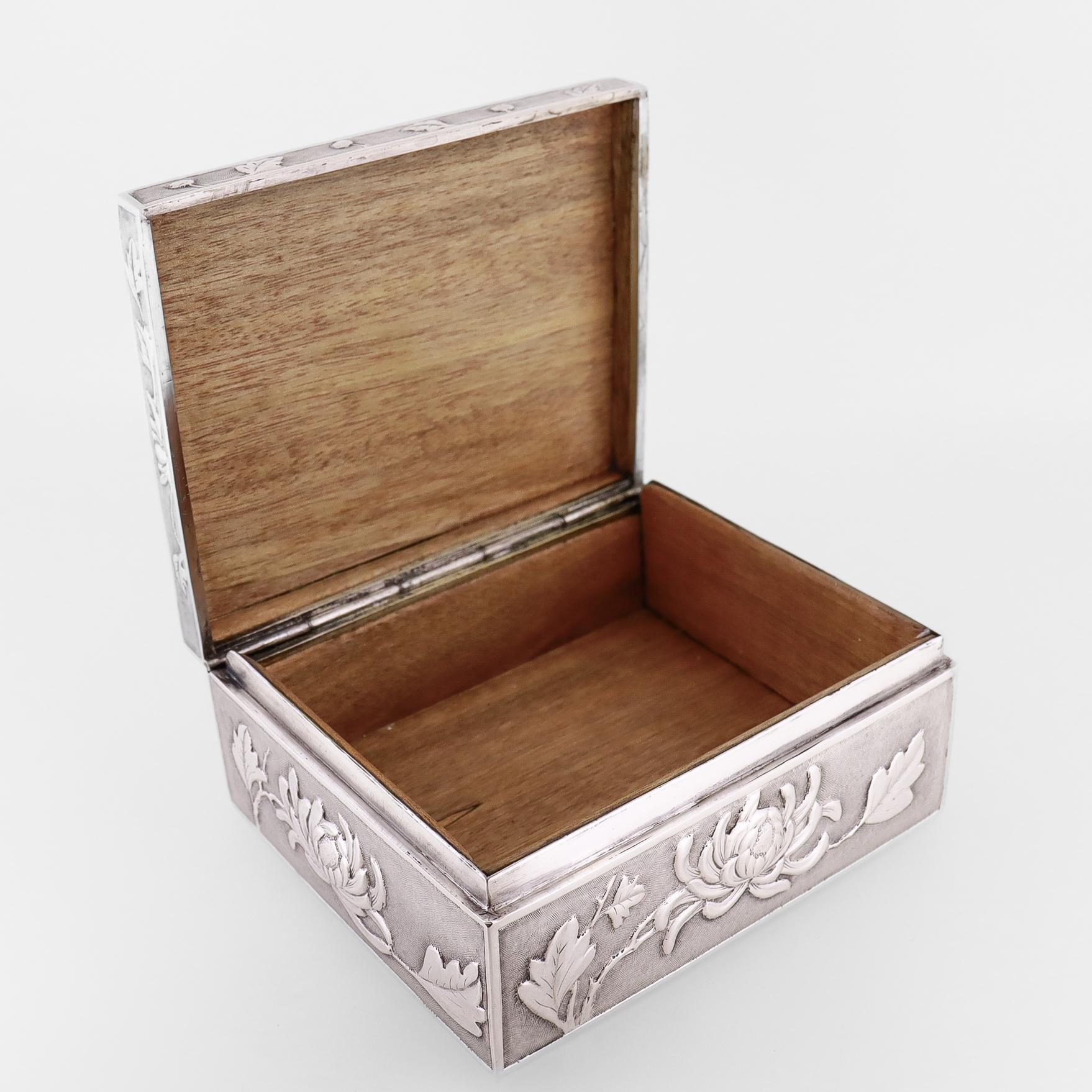 Antike chinesische Export-Silberschachtel mit Repousse- Chrysanthemen von Zee Wo im Angebot 7