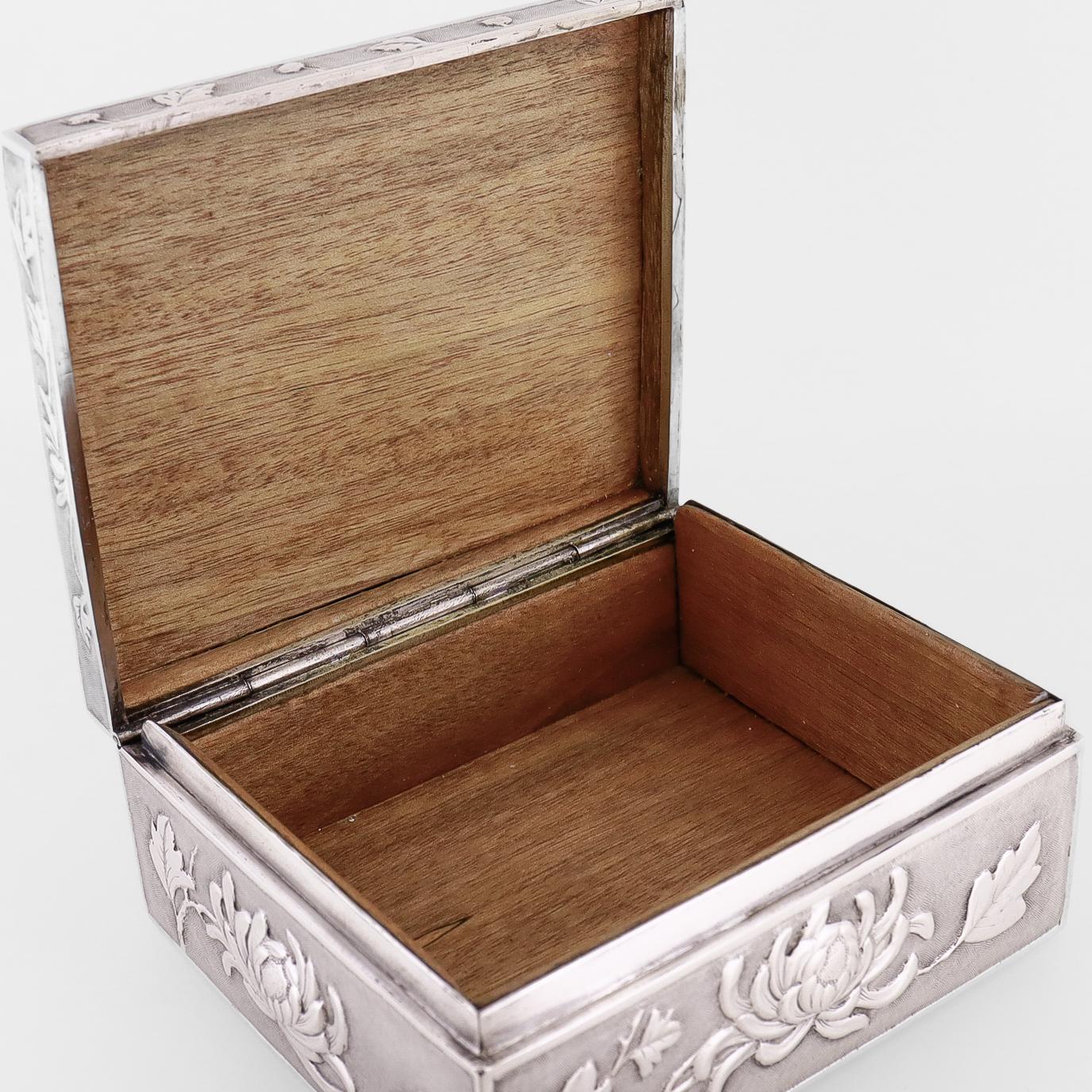 Antike chinesische Export-Silberschachtel mit Repousse- Chrysanthemen von Zee Wo im Angebot 8