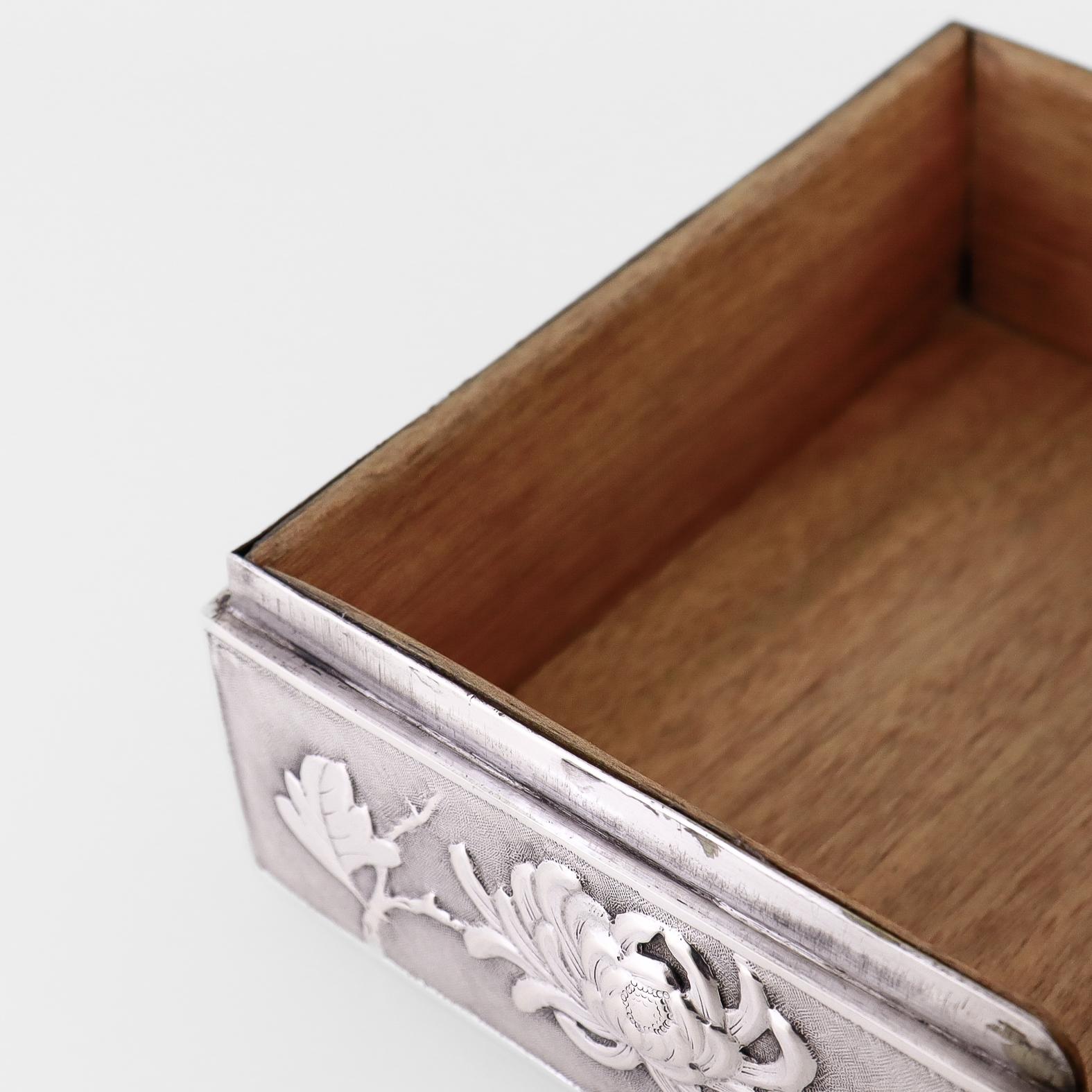 Antike chinesische Export-Silberschachtel mit Repousse- Chrysanthemen von Zee Wo im Angebot 11