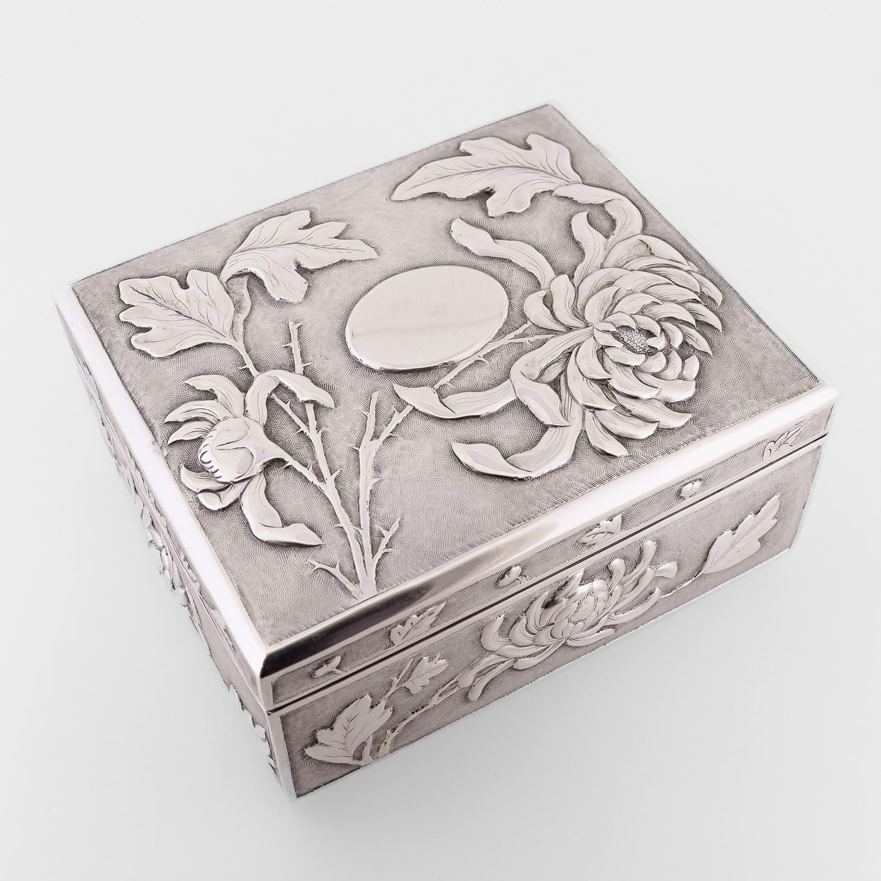 Antike chinesische Export-Silberschachtel mit Repousse- Chrysanthemen von Zee Wo im Zustand „Gut“ im Angebot in Philadelphia, PA