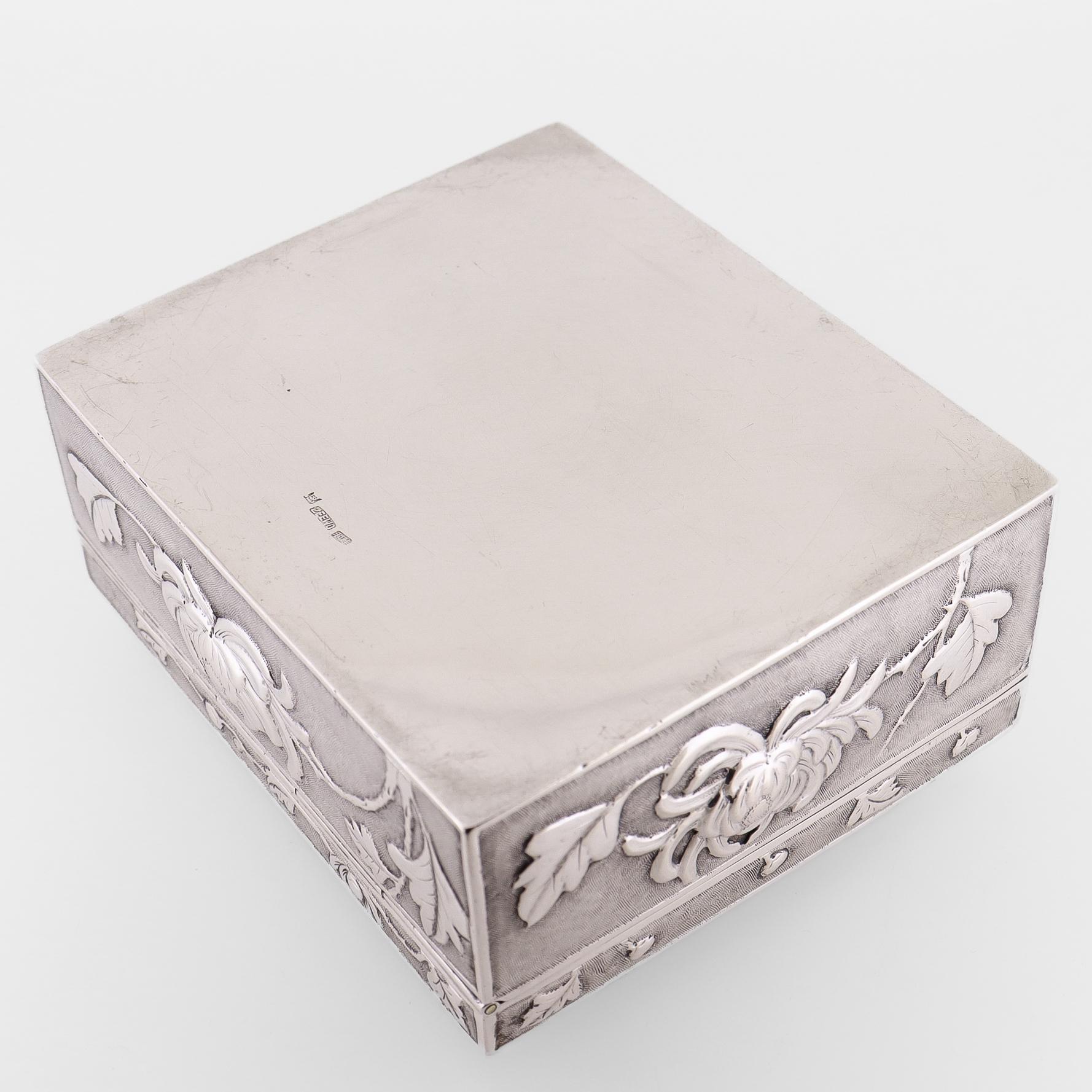 Antike chinesische Export-Silberschachtel mit Repousse- Chrysanthemen von Zee Wo für Damen oder Herren im Angebot