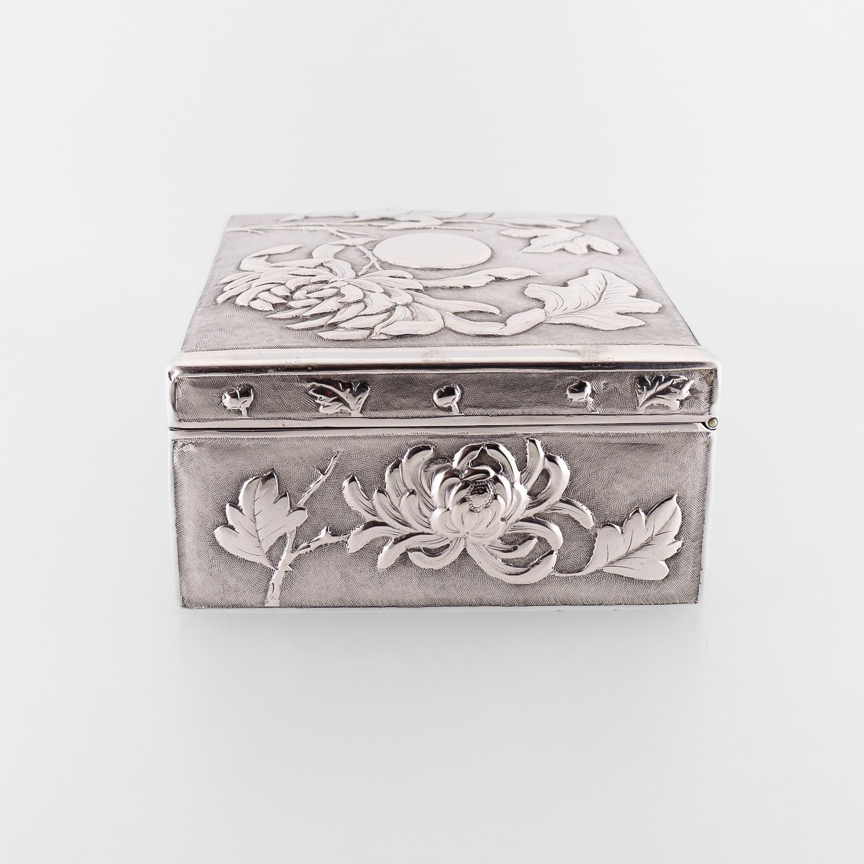 Antike chinesische Export-Silberschachtel mit Repousse- Chrysanthemen von Zee Wo im Angebot 1