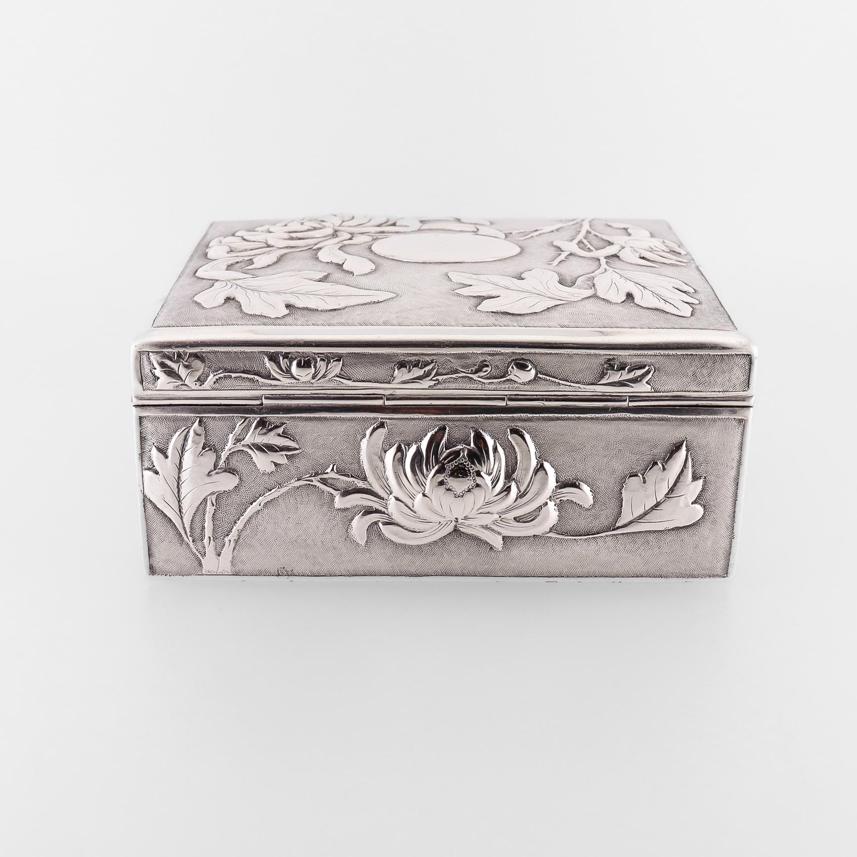 Antike chinesische Export-Silberschachtel mit Repousse- Chrysanthemen von Zee Wo im Angebot 2