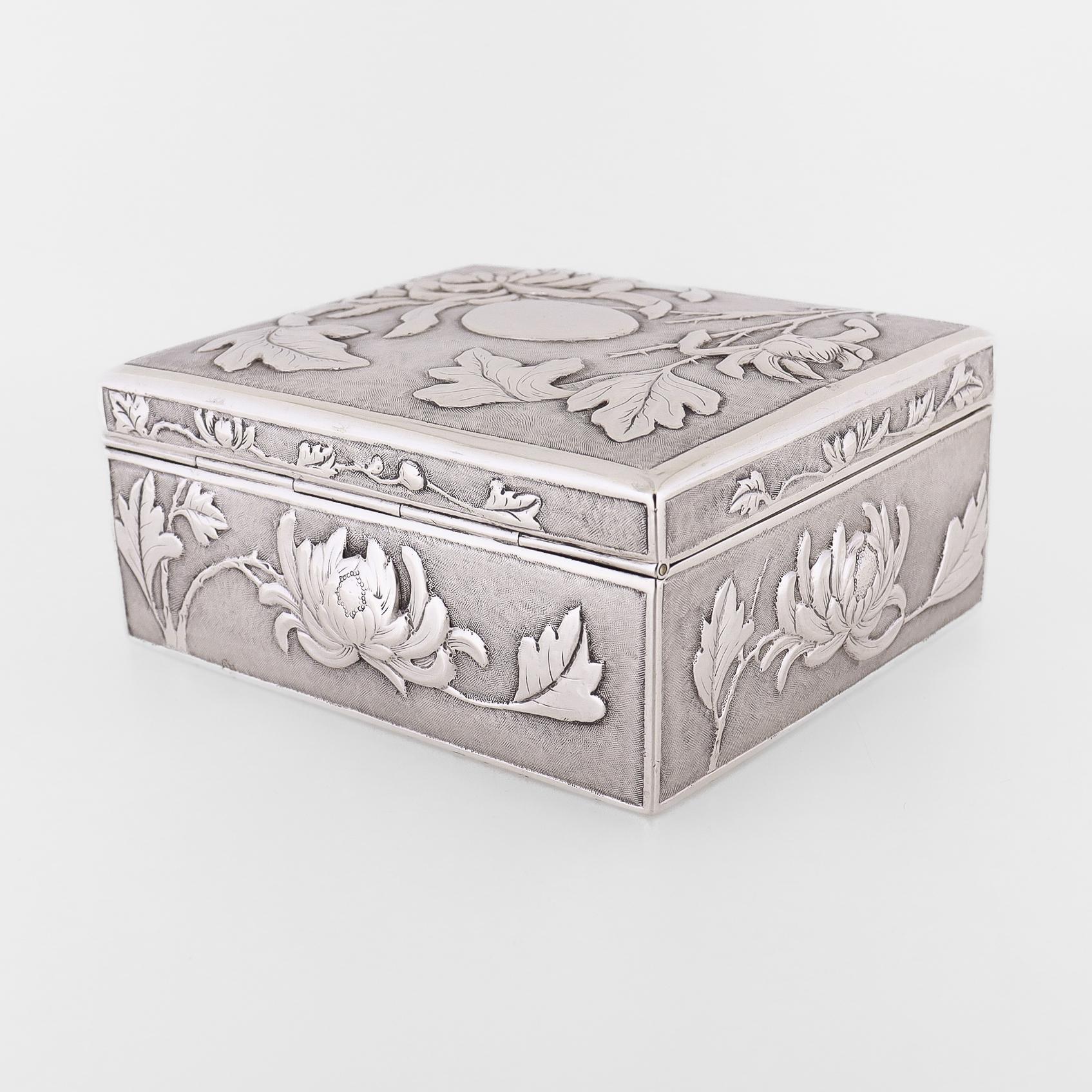 Antike chinesische Export-Silberschachtel mit Repousse- Chrysanthemen von Zee Wo im Angebot 3