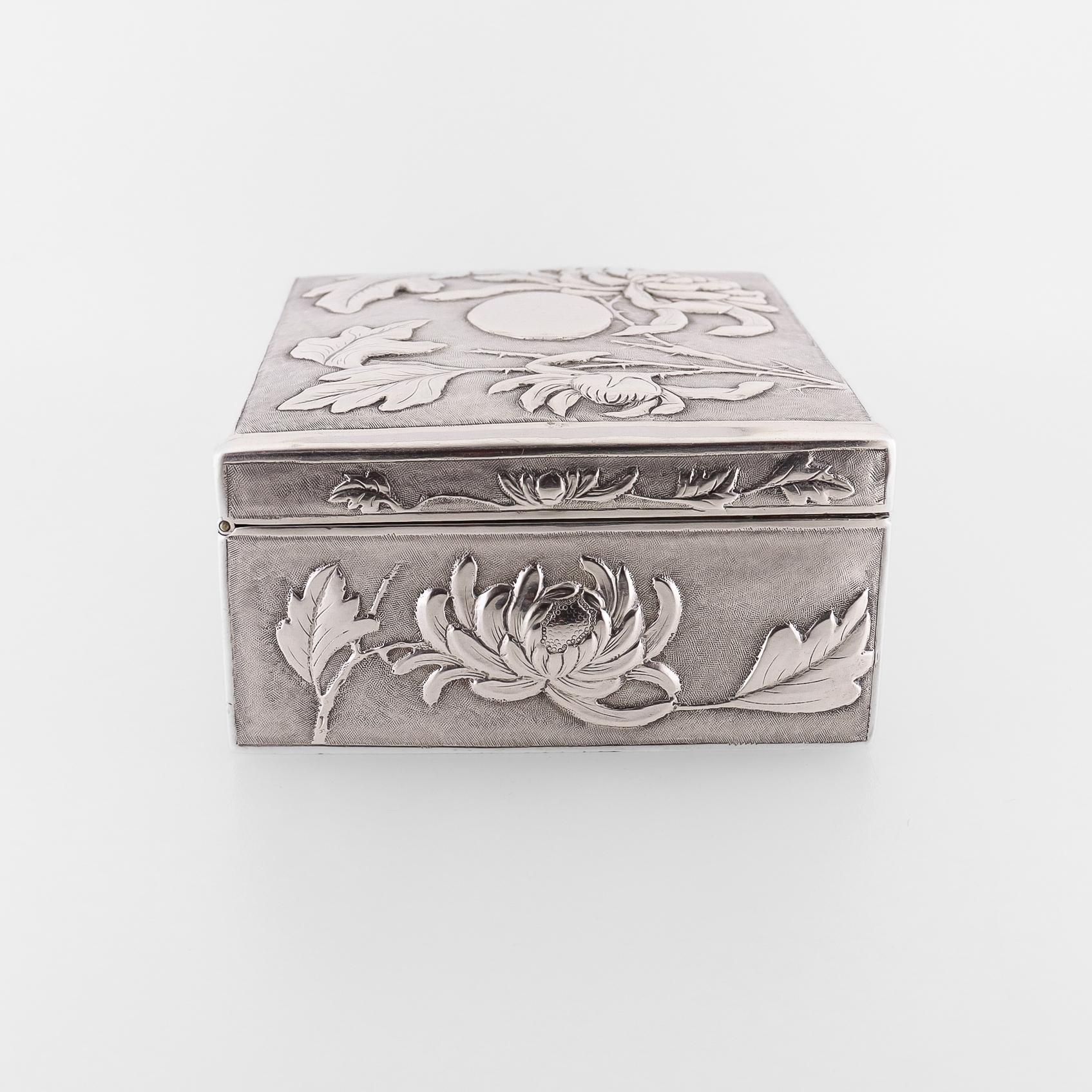Antike chinesische Export-Silberschachtel mit Repousse- Chrysanthemen von Zee Wo im Angebot 4