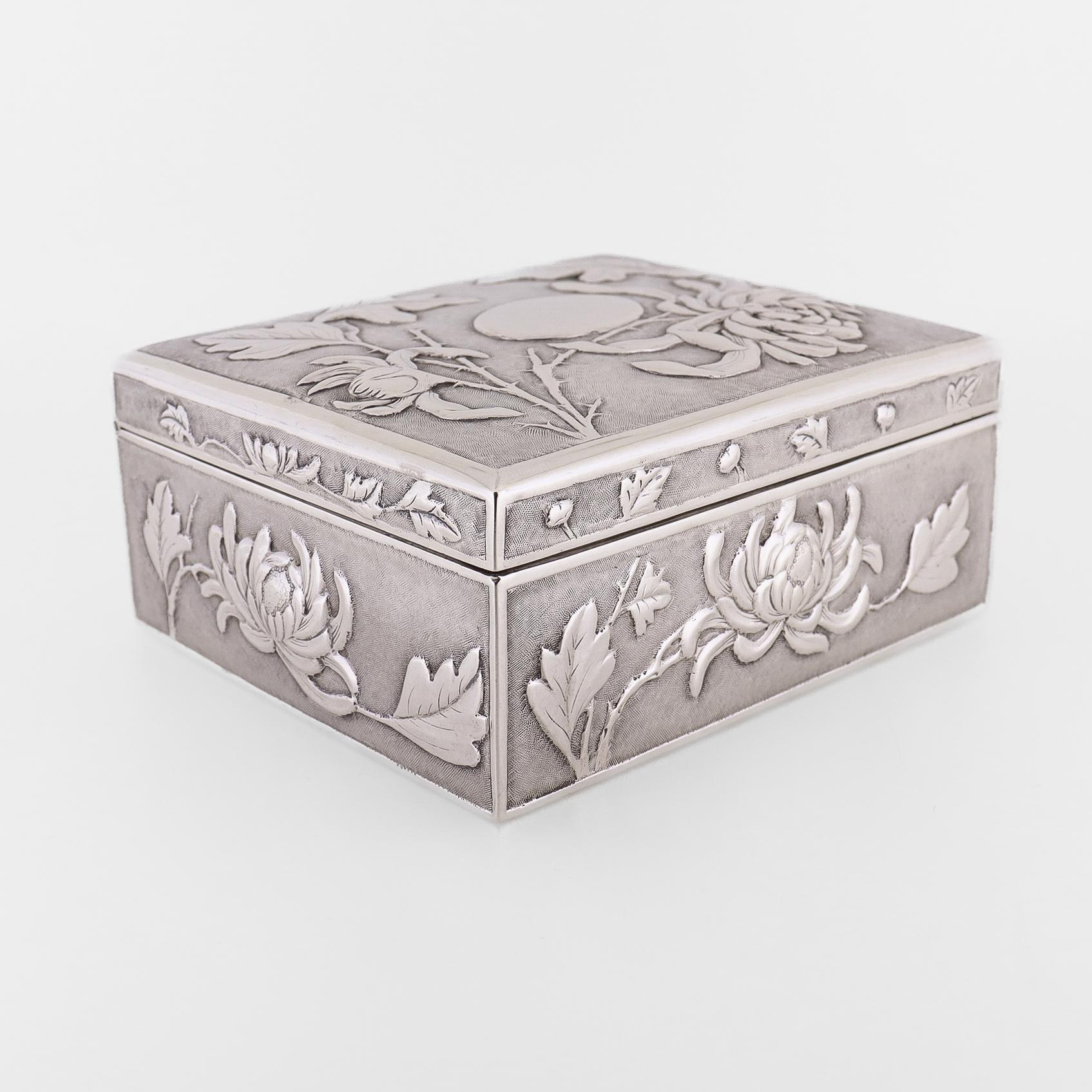 Antike chinesische Export-Silberschachtel mit Repousse- Chrysanthemen von Zee Wo im Angebot 5