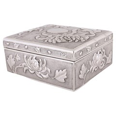 Antike chinesische Export-Silberschachtel mit Repousse- Chrysanthemen von Zee Wo