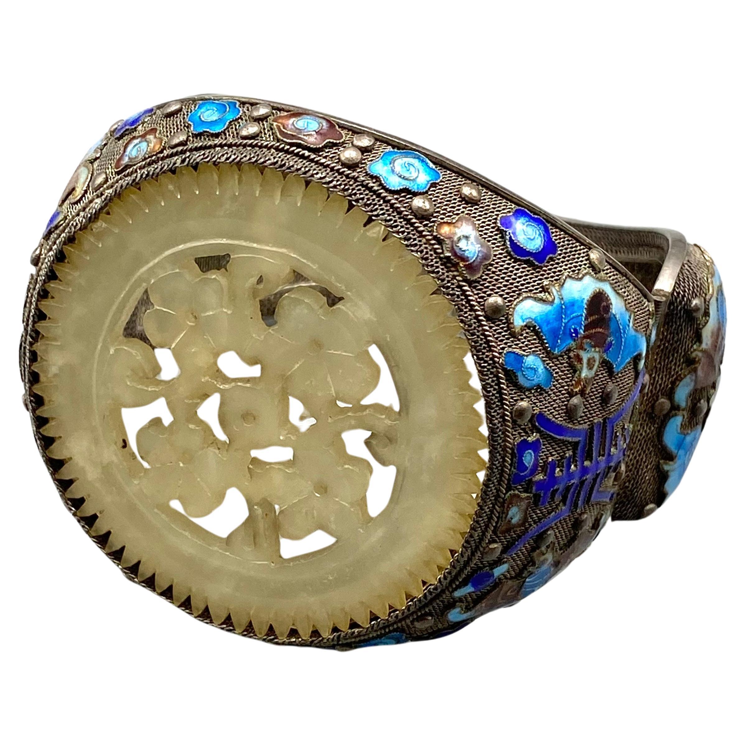 Dieses antike chinesische Export-Silber-Filigran-Armband zeichnet sich durch seine filigrane Arbeit aus, bei der zarte Silberdrähte miteinander verdreht und verlötet sind, um ein schönes Design zu schaffen. Das Armband ist mit blauer,
