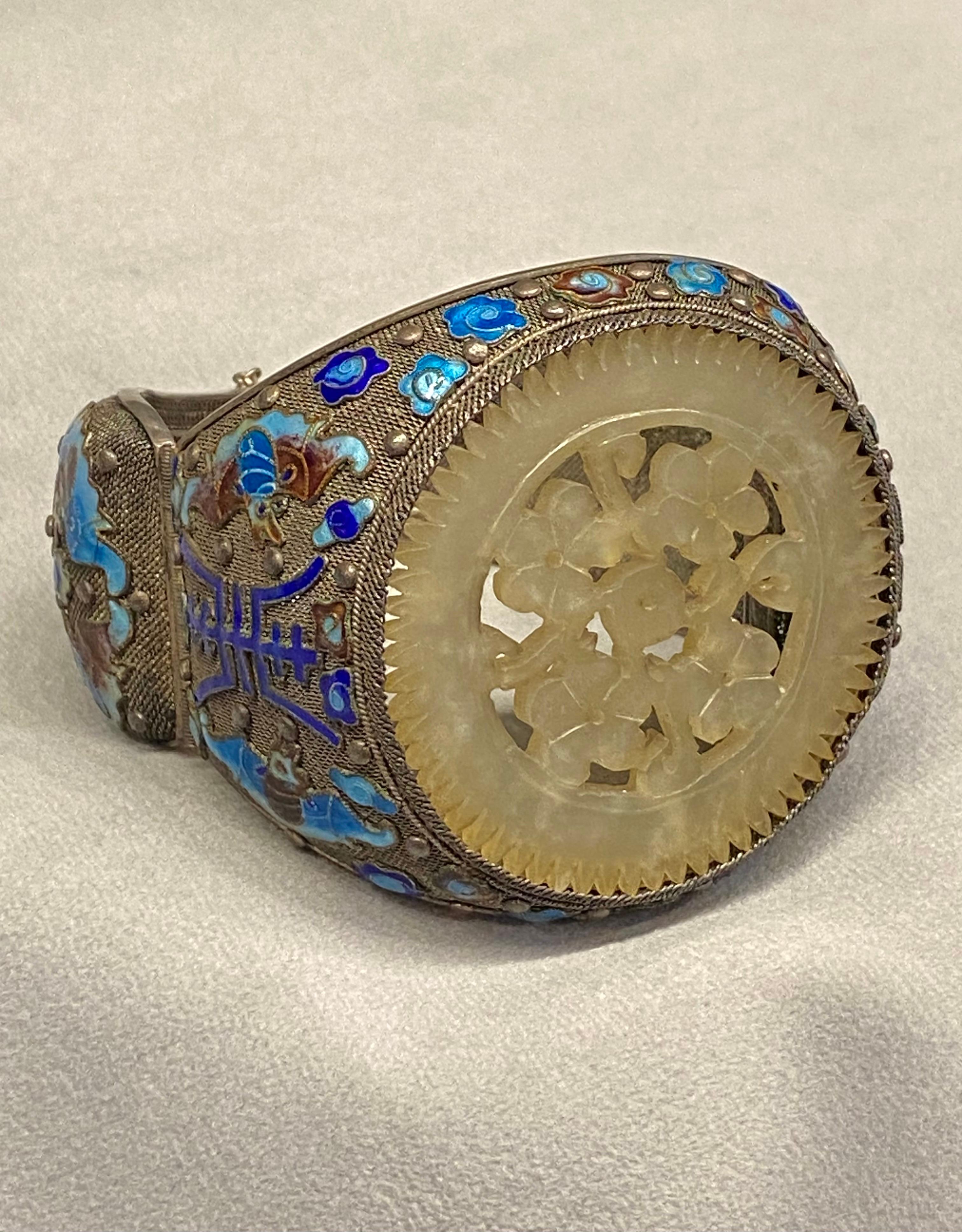 Antikes chinesisches Export-Armband aus Silber, Emaille und geschnitzter weißer Jade im Zustand „Gut“ im Angebot in New York, NY