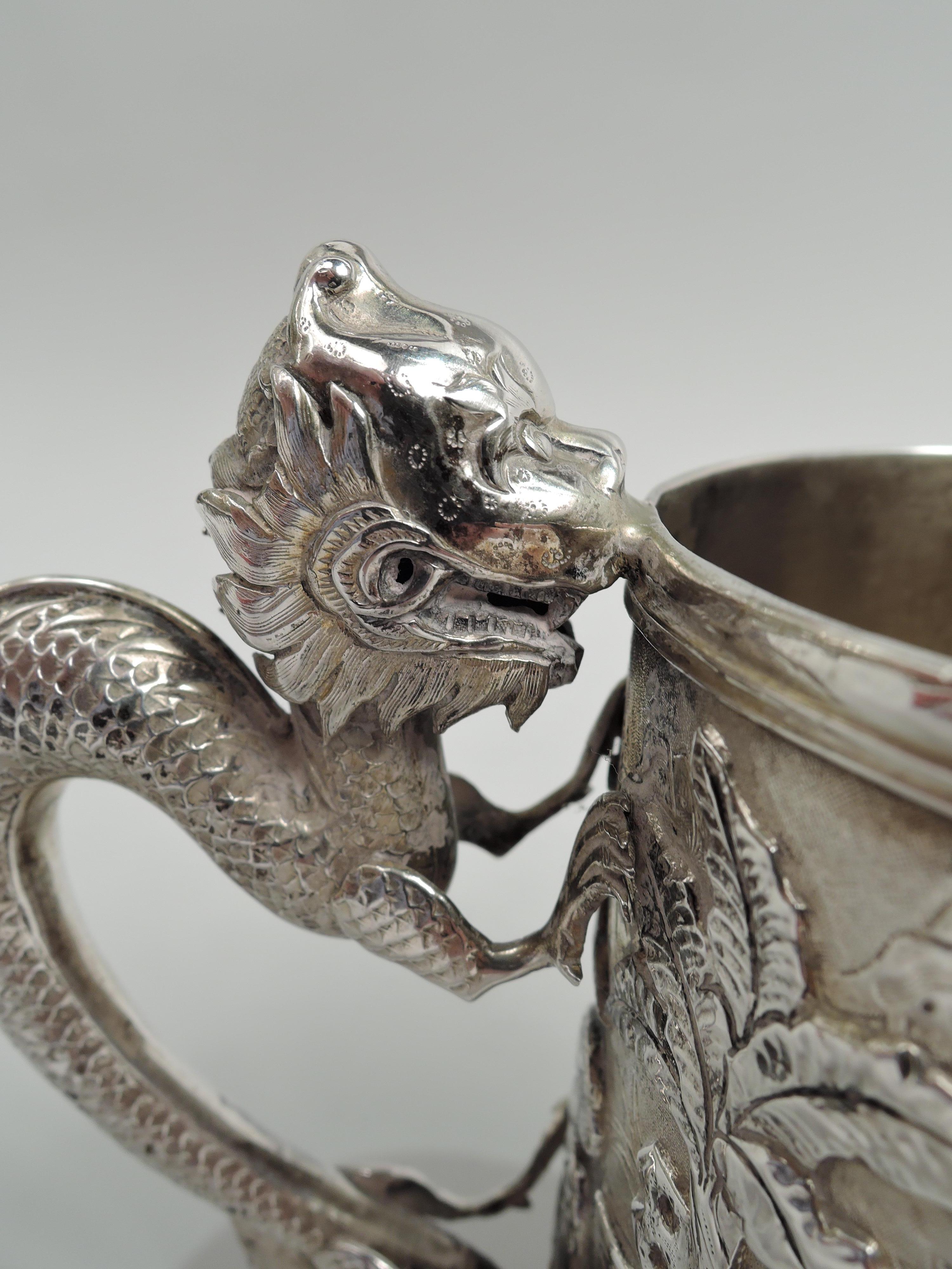 XIXe siècle Tasse ancienne en argent exporté chinois avec poignée en forme de dragon en vente