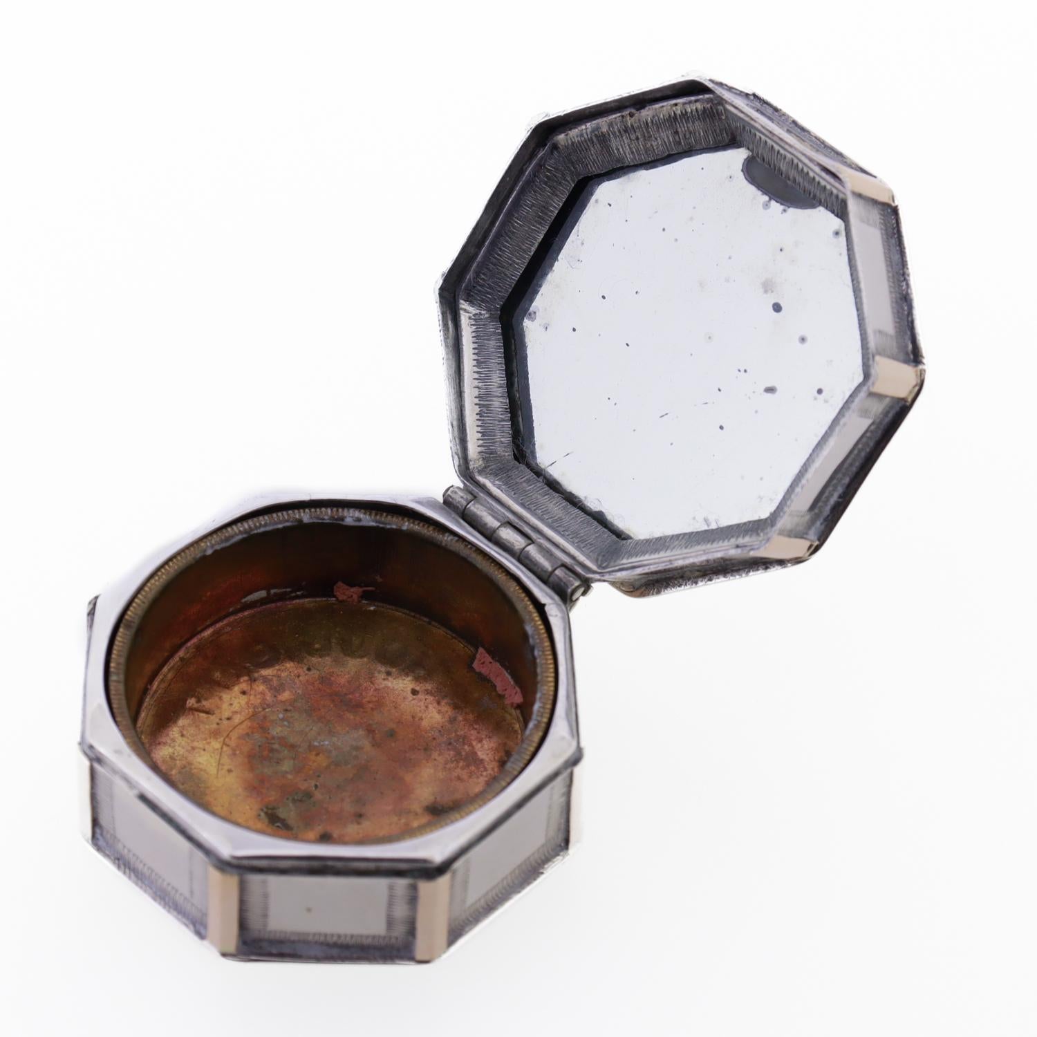 Antique compact octogonal d'exportation chinoise en argent avec monogramme appliqué en or rose en vente 3