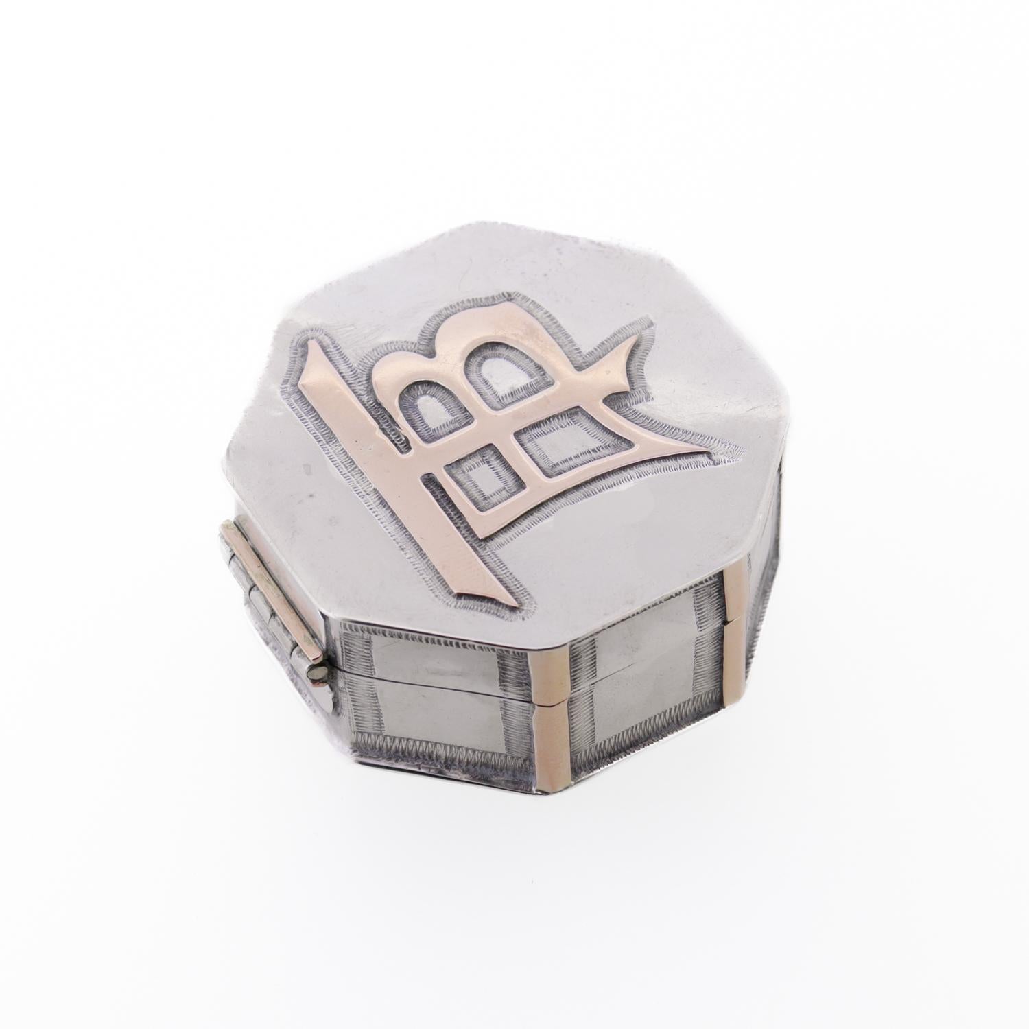Antique compact octogonal d'exportation chinoise en argent avec monogramme appliqué en or rose en vente 6