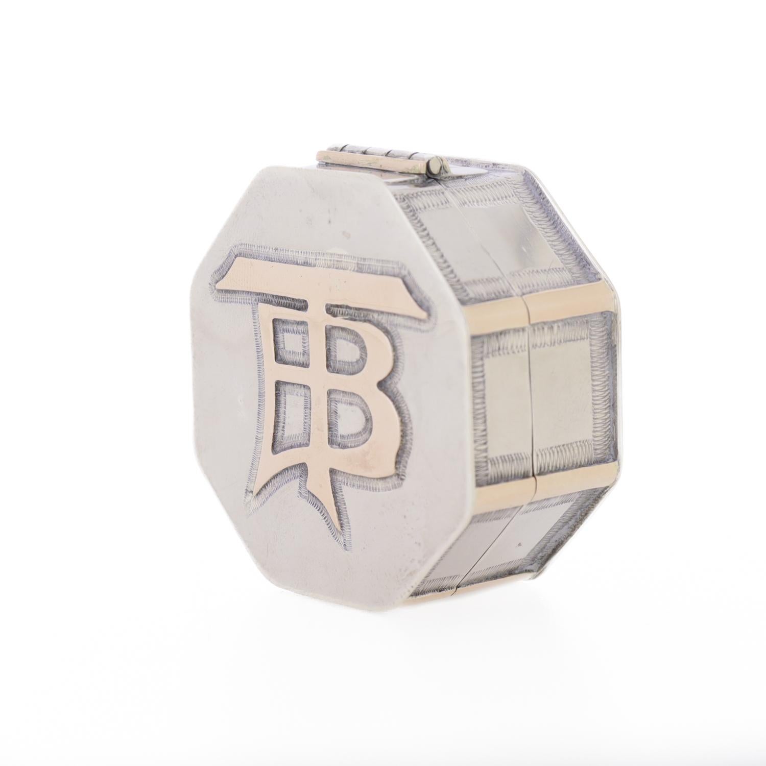 Antique compact octogonal d'exportation chinoise en argent avec monogramme appliqué en or rose en vente 7