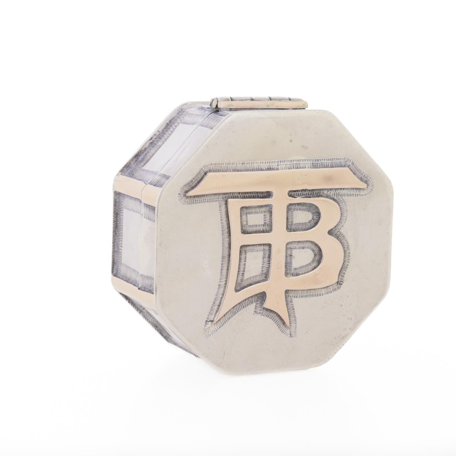 Antique compact octogonal d'exportation chinoise en argent avec monogramme appliqué en or rose en vente 8