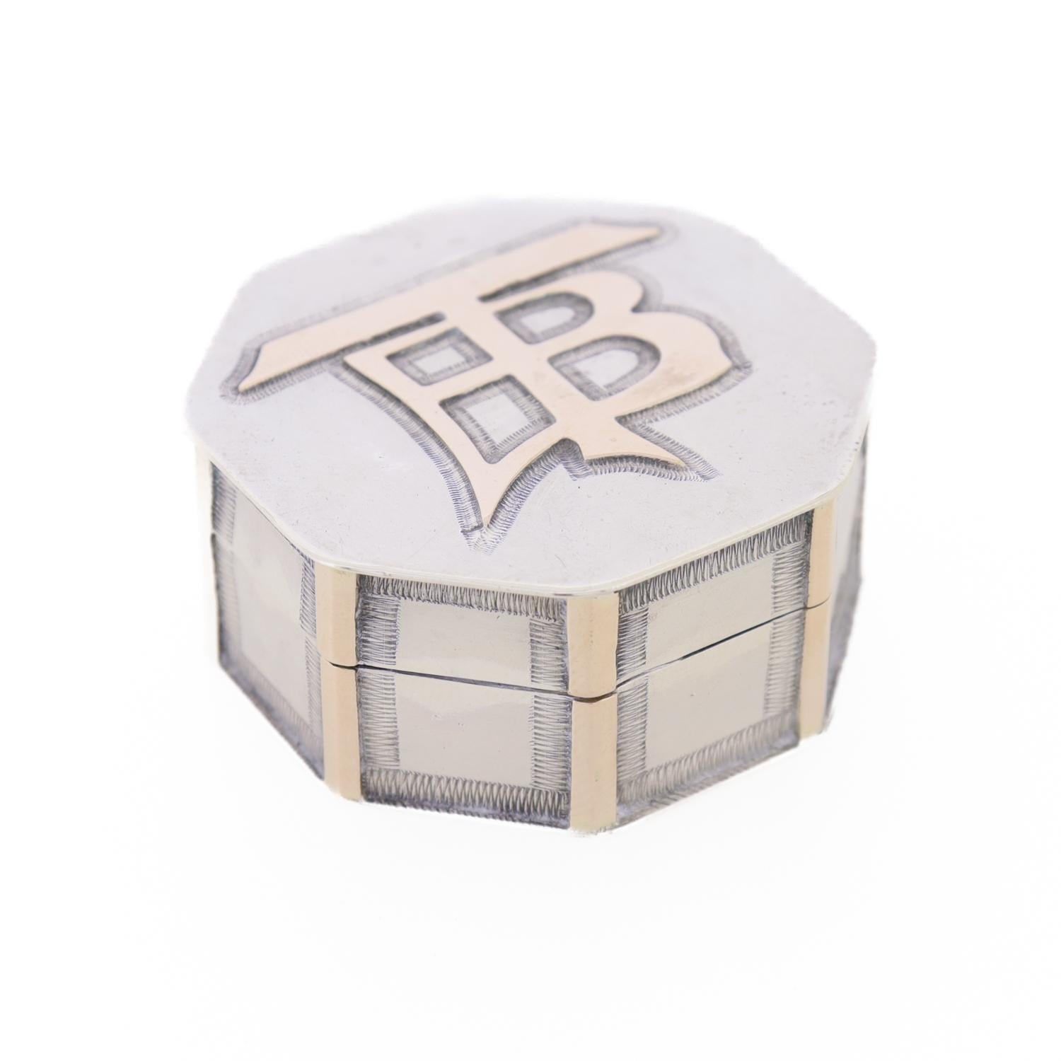 Exportation chinoise Antique compact octogonal d'exportation chinoise en argent avec monogramme appliqué en or rose en vente