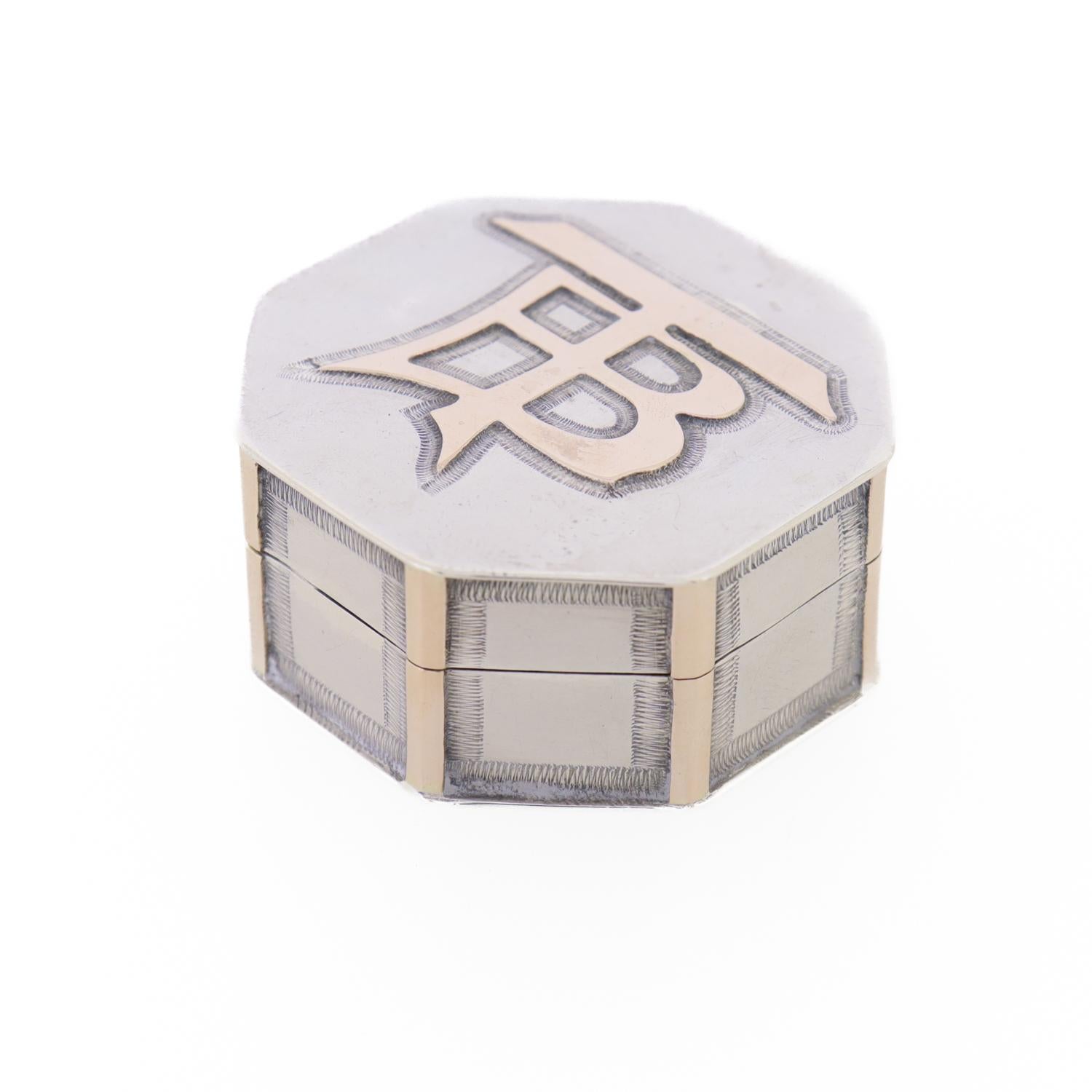 Chinois Antique compact octogonal d'exportation chinoise en argent avec monogramme appliqué en or rose en vente