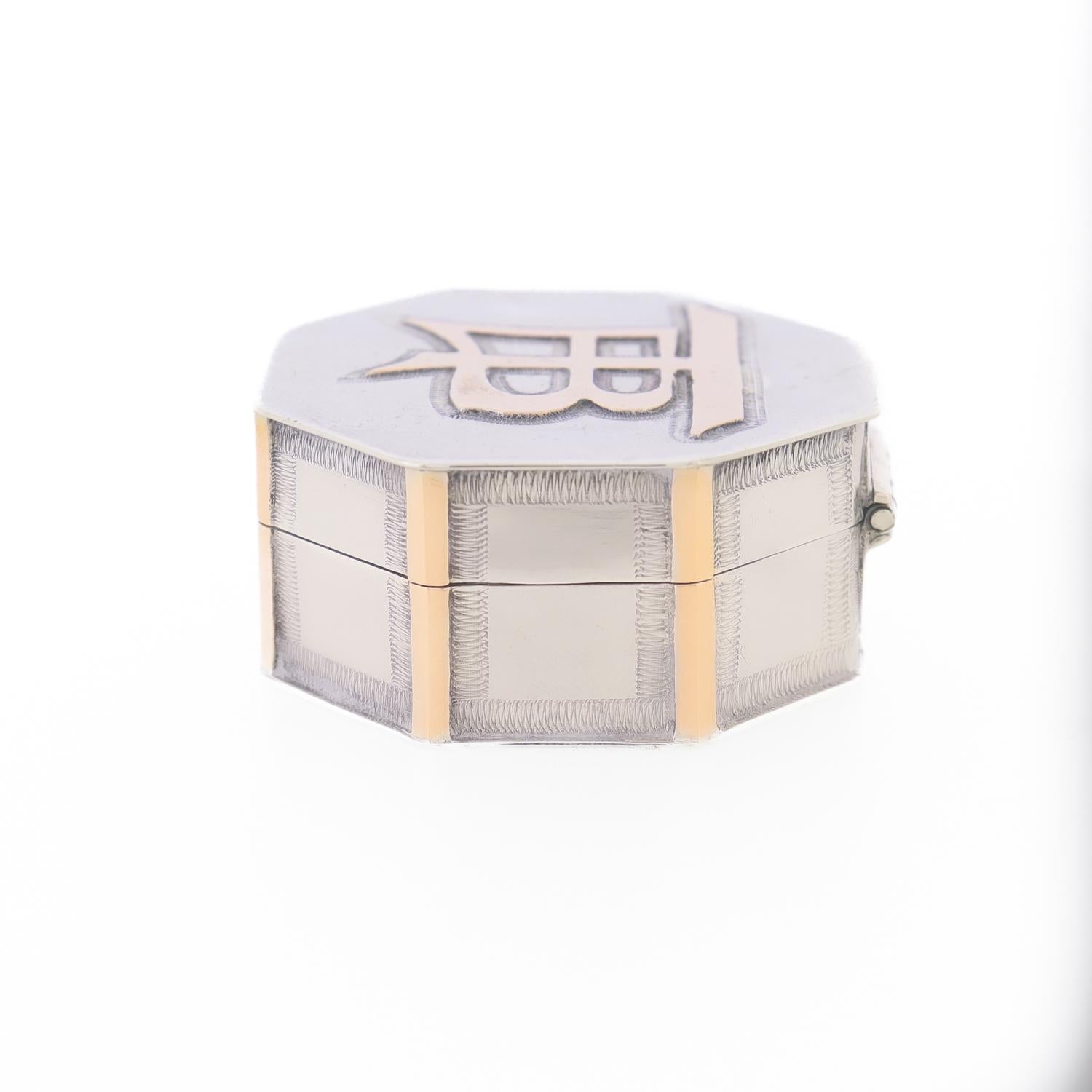 Antique compact octogonal d'exportation chinoise en argent avec monogramme appliqué en or rose Bon état - En vente à Philadelphia, PA