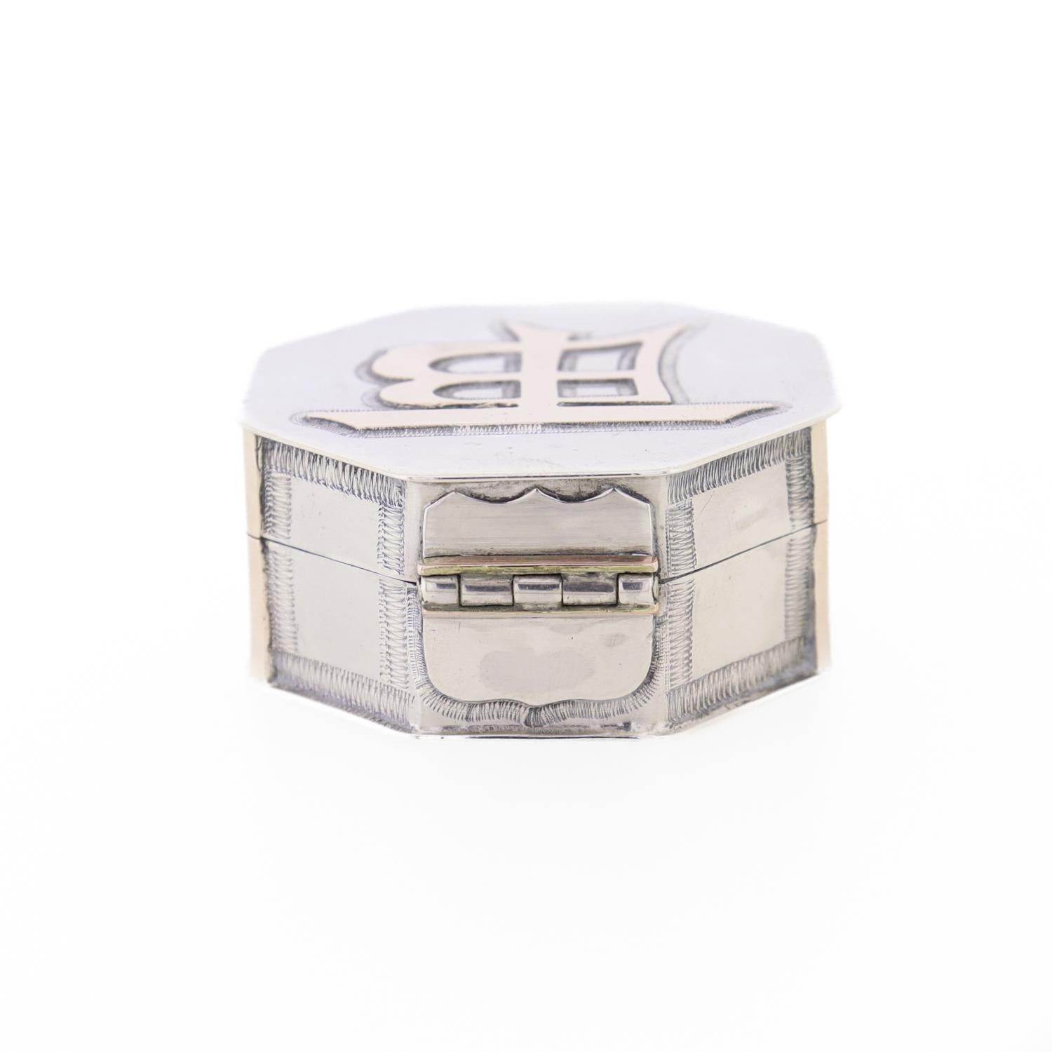 20ième siècle Antique compact octogonal d'exportation chinoise en argent avec monogramme appliqué en or rose en vente