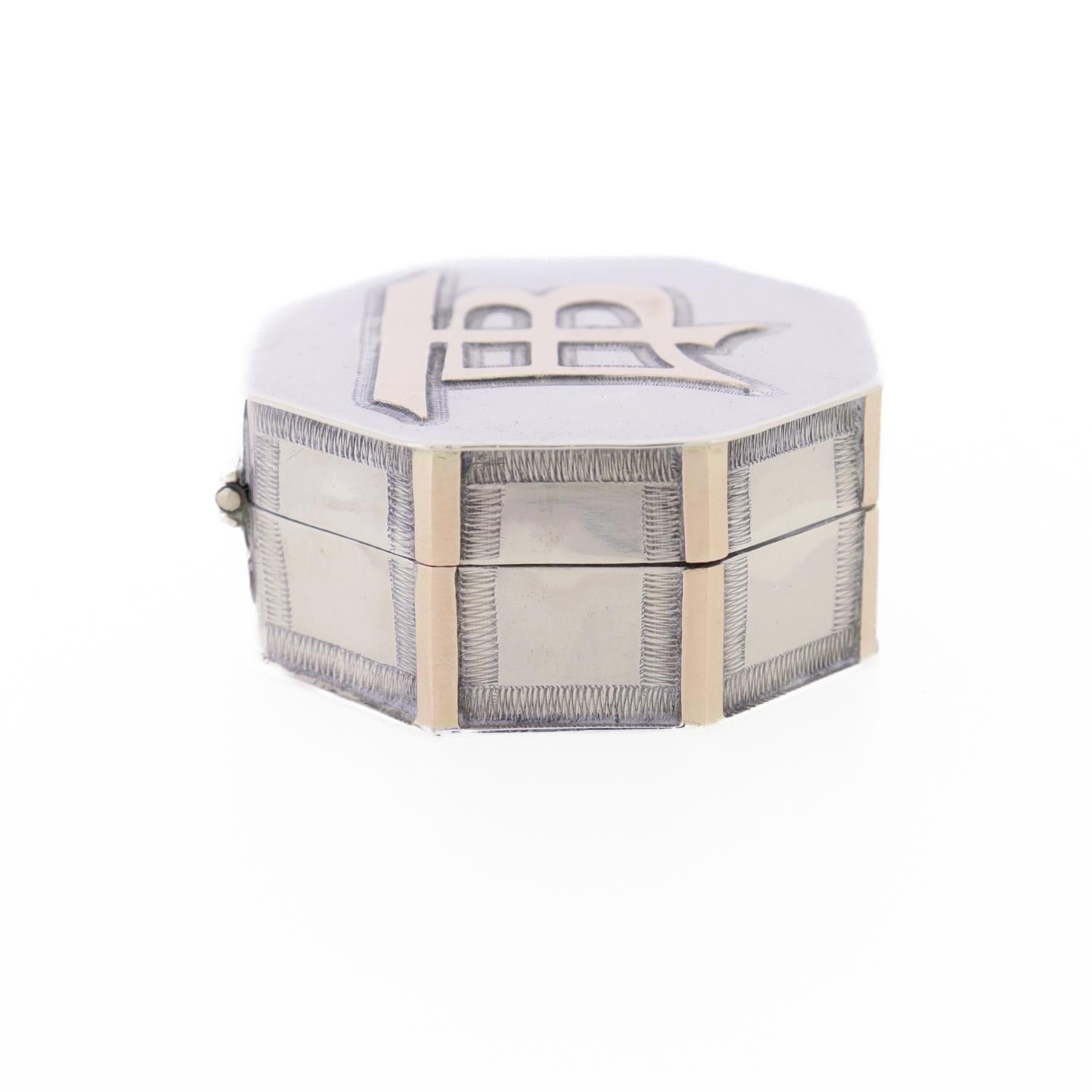Or Antique compact octogonal d'exportation chinoise en argent avec monogramme appliqué en or rose en vente