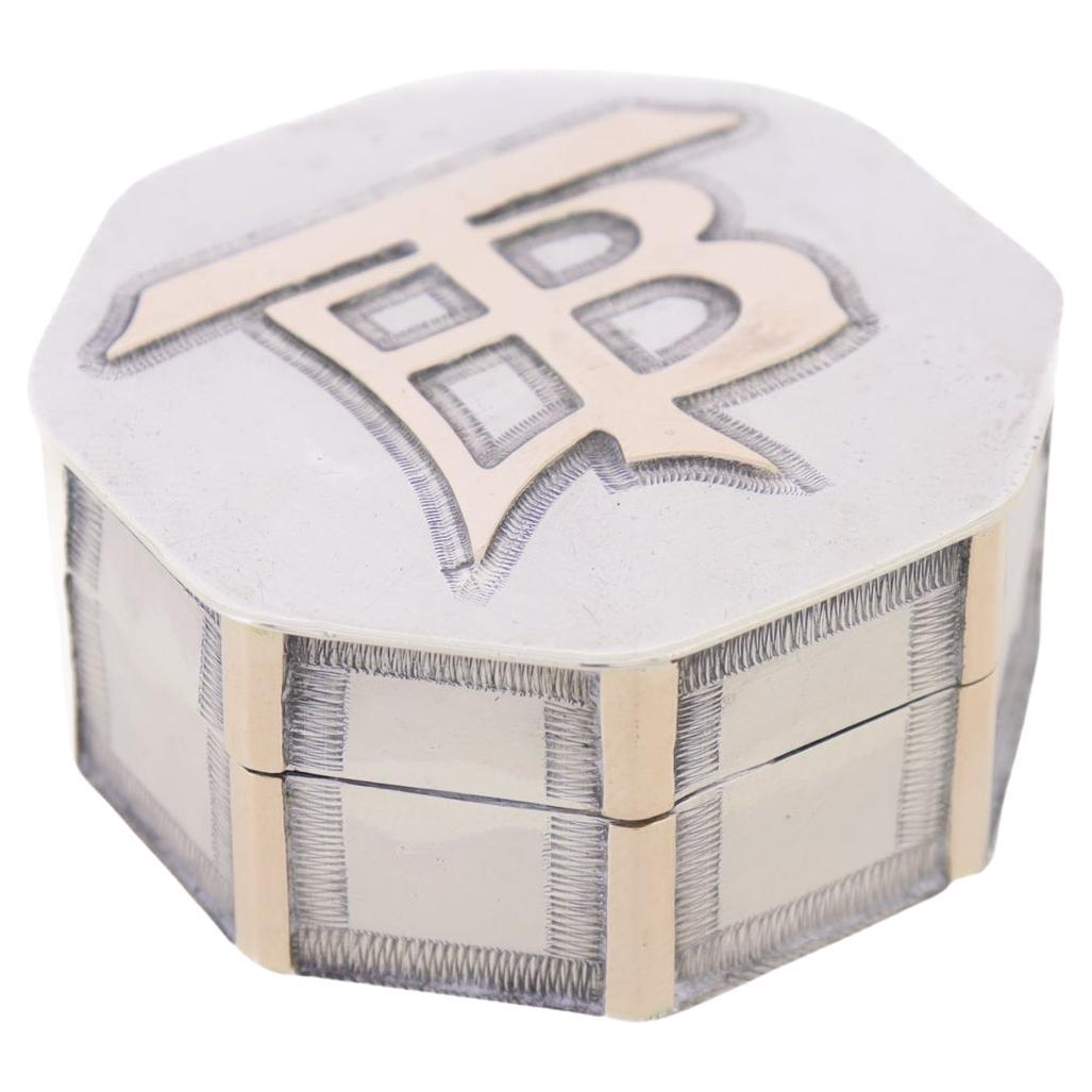 Antique compact octogonal d'exportation chinoise en argent avec monogramme appliqué en or rose en vente