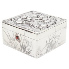Boîte de repousse d'argent d'exportation chinoise ancienne avec grues dans une rivière