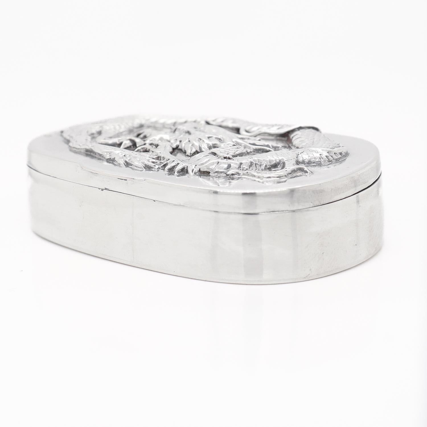 Antigua caja china de plata de exportación repujada con dragón de Luen Wo en venta 2