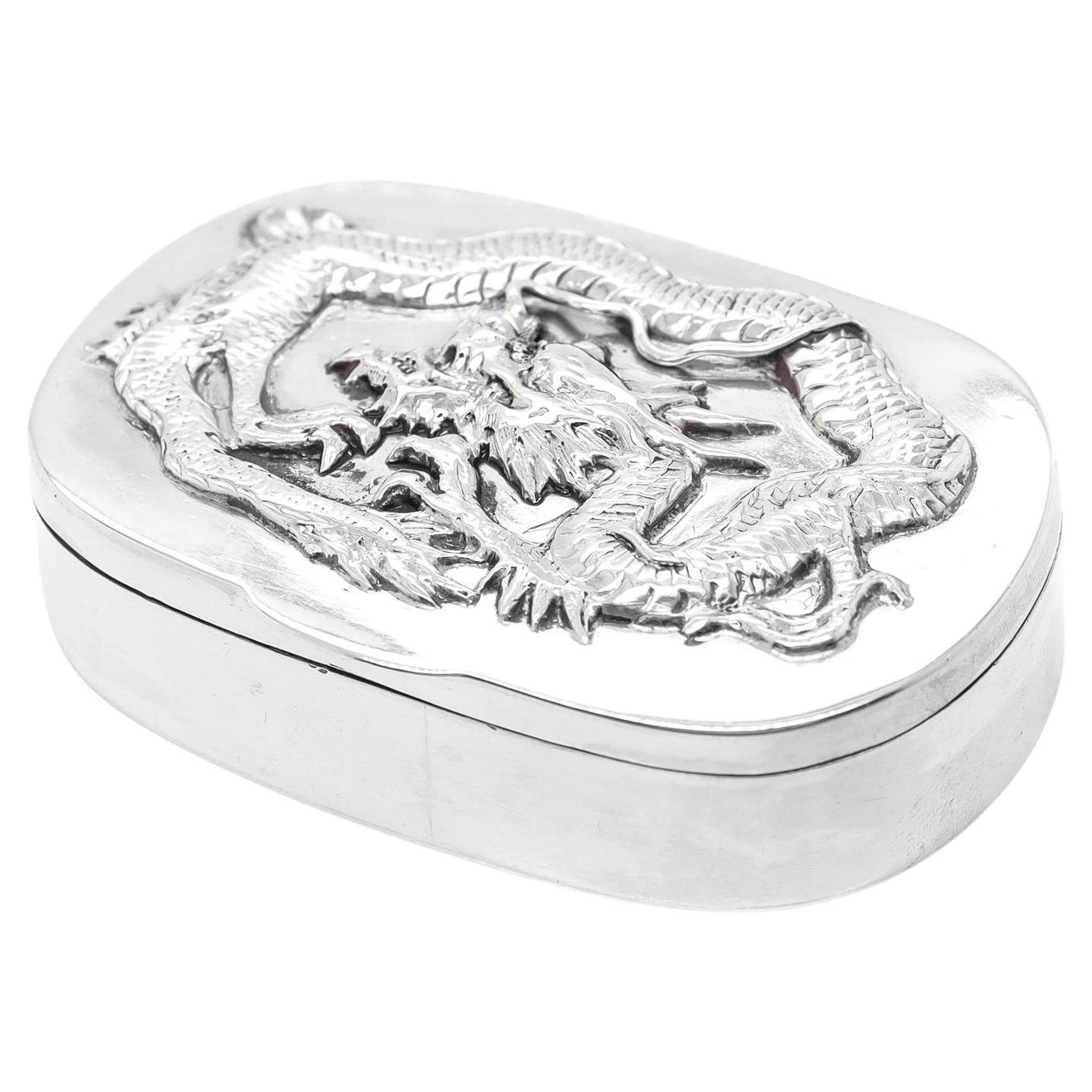 Antike chinesische Export-Silberrepousse-Schachtel mit Drachen von Luen Wo