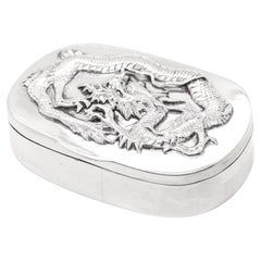 Antike chinesische Export-Silberrepousse-Schachtel mit Drachen von Luen Wo