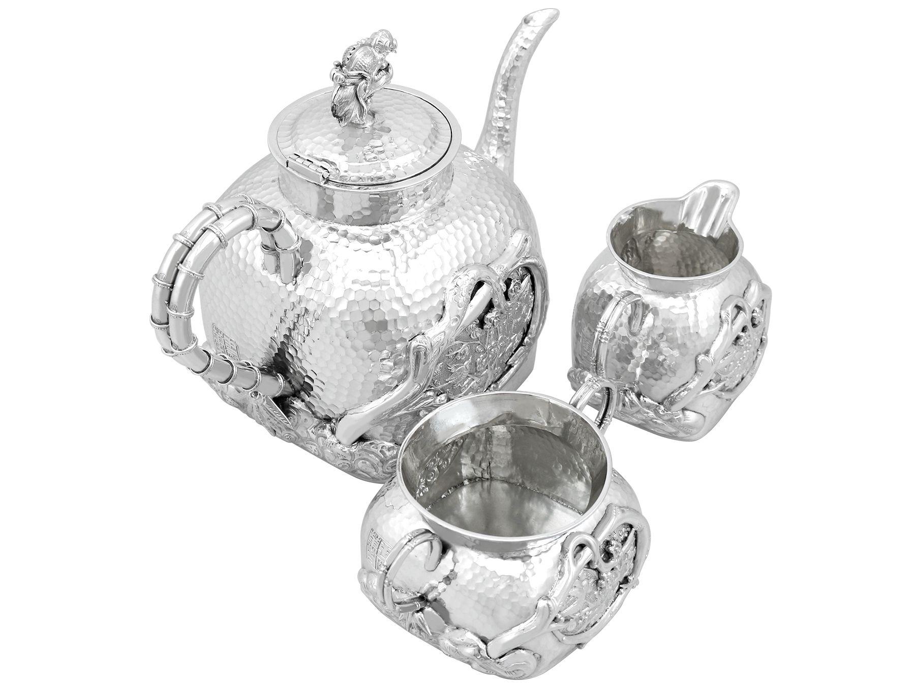 Un exceptionnel, fin et impressionnant service à thé antique en argent d'exportation chinois de trois pièces ; un ajout à notre collection diversifiée de services à thé en argent.

Cet exceptionnel service à thé antique en argent d'exportation